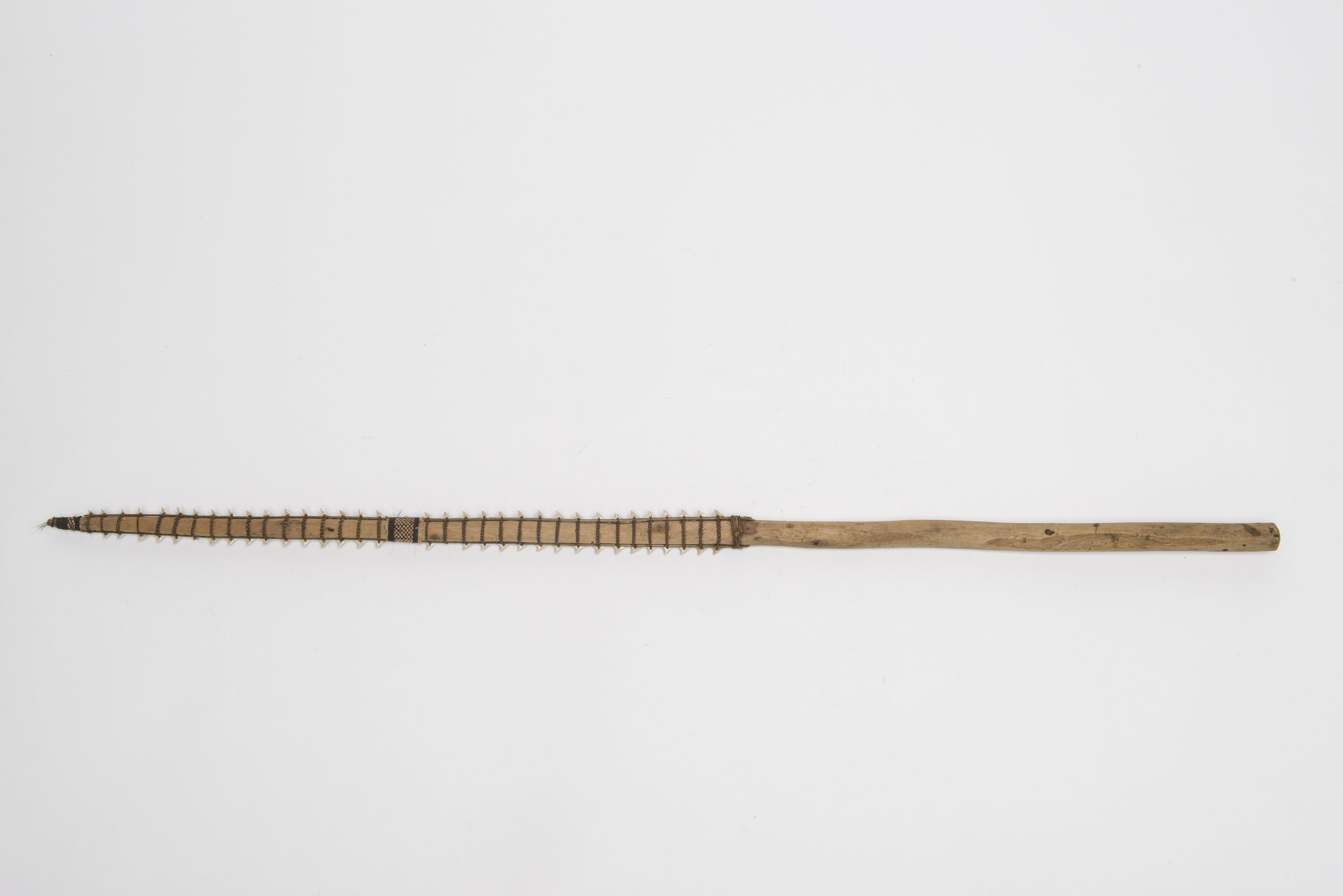 D00306 Schwert mit Haizähnen (Übersee-Museum Bremen CC BY-SA)