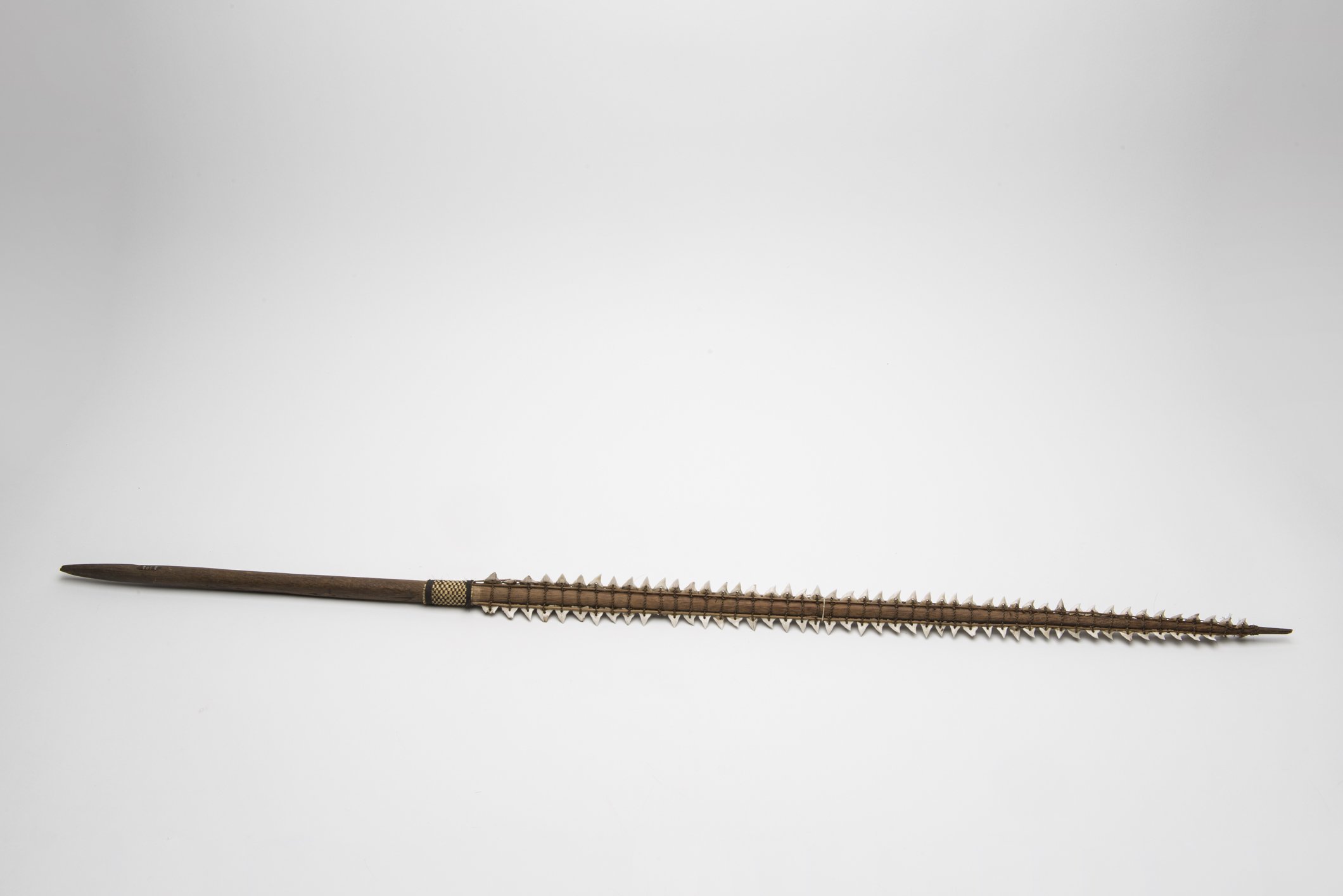D00308 Schwert mit Haizähnen (Übersee-Museum Bremen CC BY-SA)