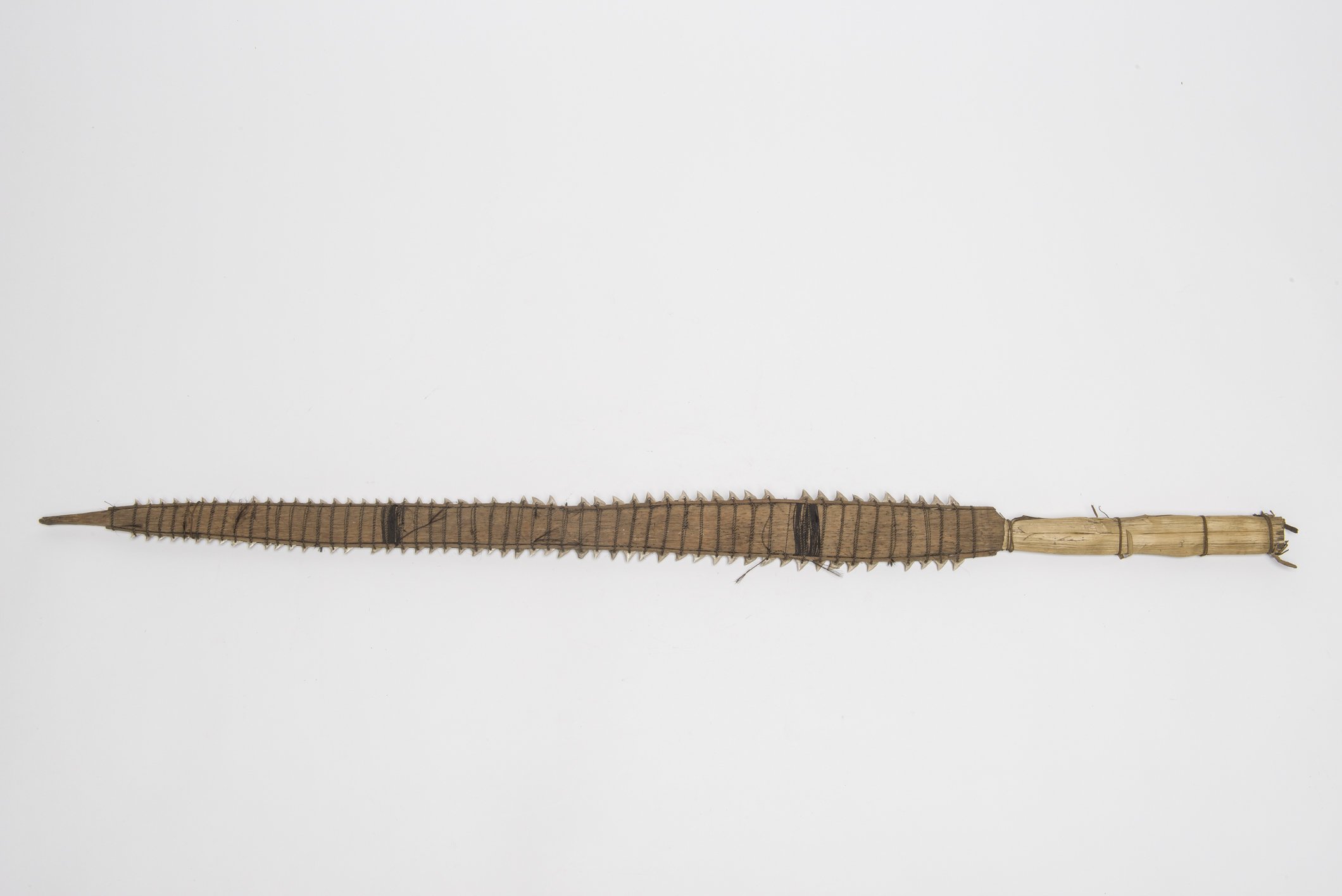 D01386 Waffe mit Haizähnen (Übersee-Museum Bremen CC BY-SA)