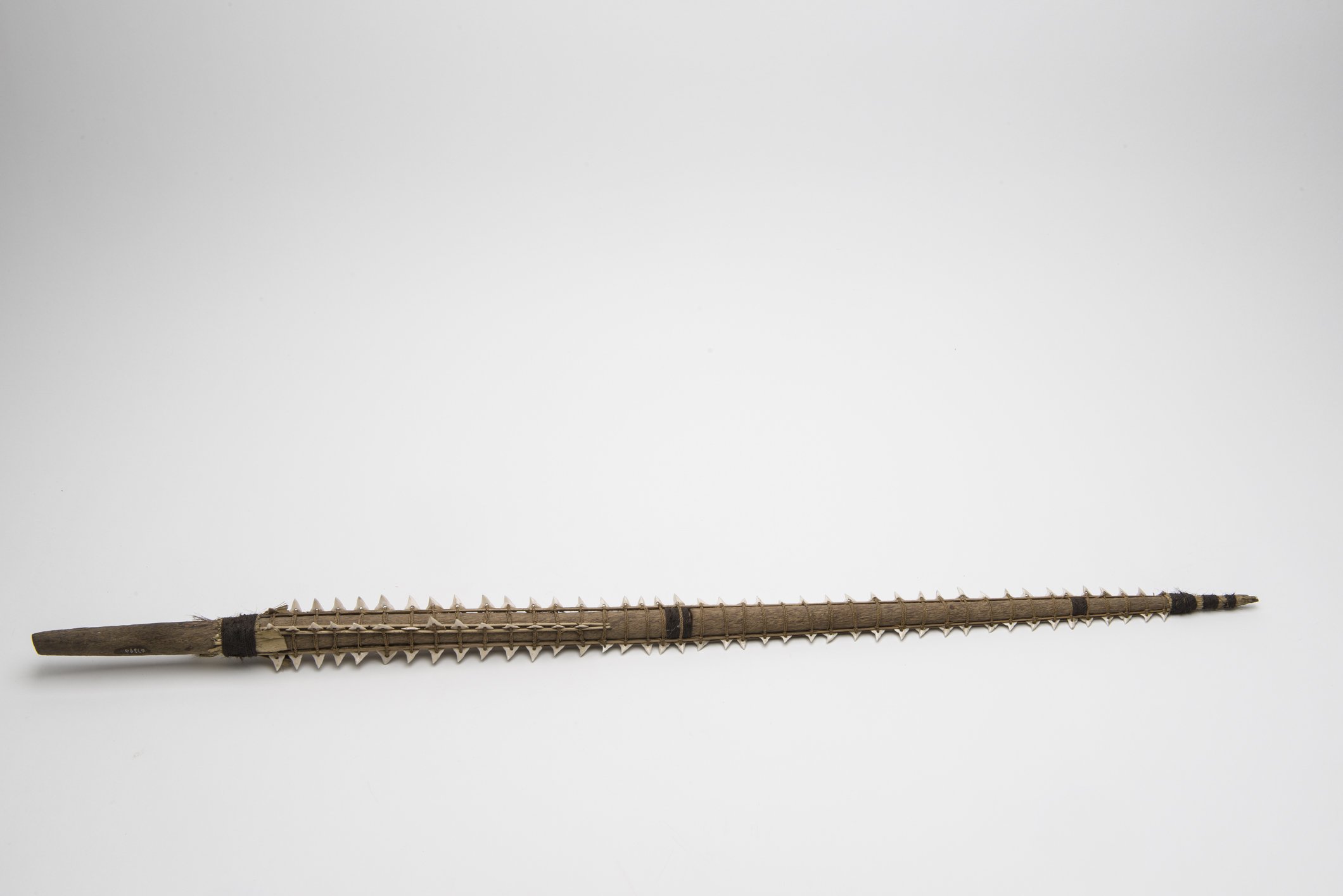D01396 Waffe mit Haizähnen (Übersee-Museum Bremen CC BY-SA)