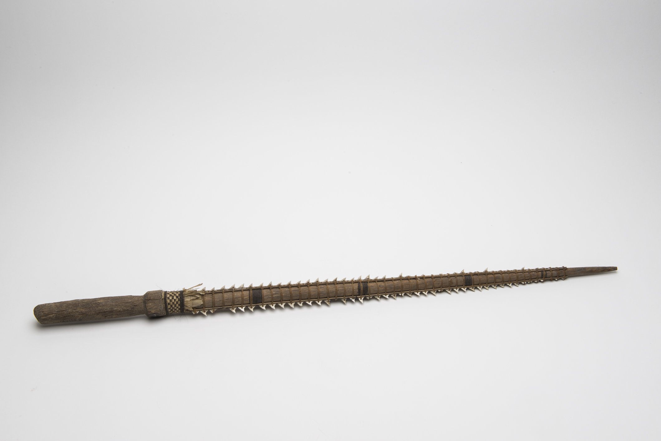 D01473 Waffe mit Haizähnen (Übersee-Museum Bremen CC BY-SA)