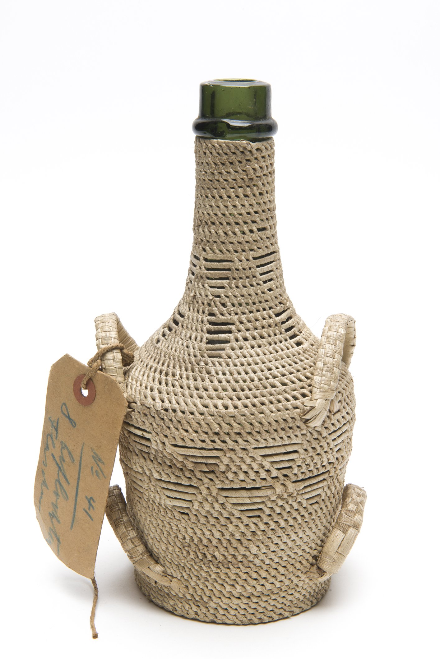 D05514 Flasche im Geflecht | woven bottle (Übersee-Museum Bremen CC BY-SA)