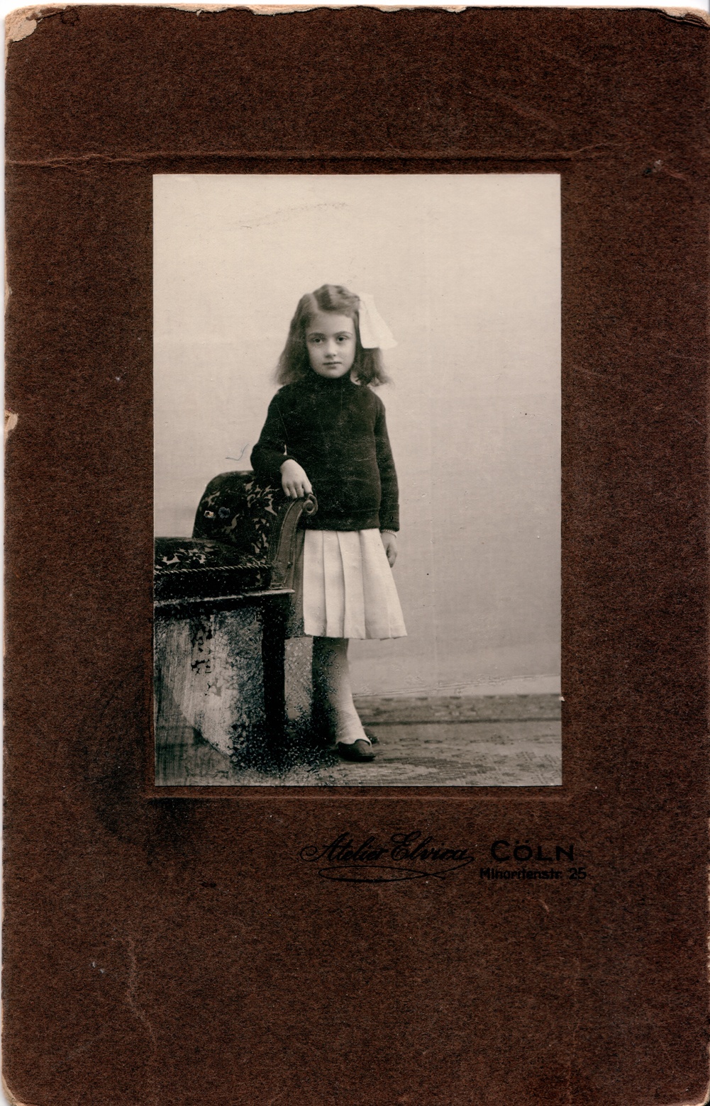 Kleines Mädchen neben Bank (Fotosammlung Stefan Rohde-Enslin CC BY-NC-SA)