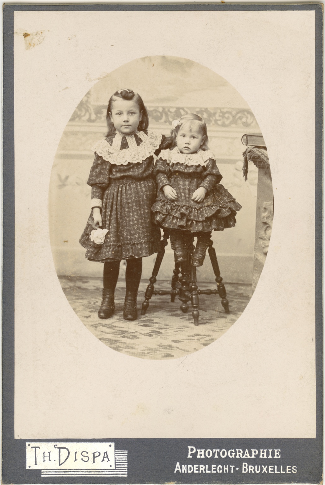 Zwei Mädchen in dunklem Kleide (Fotosammlung Stefan Rohde-Enslin CC BY-NC-SA)