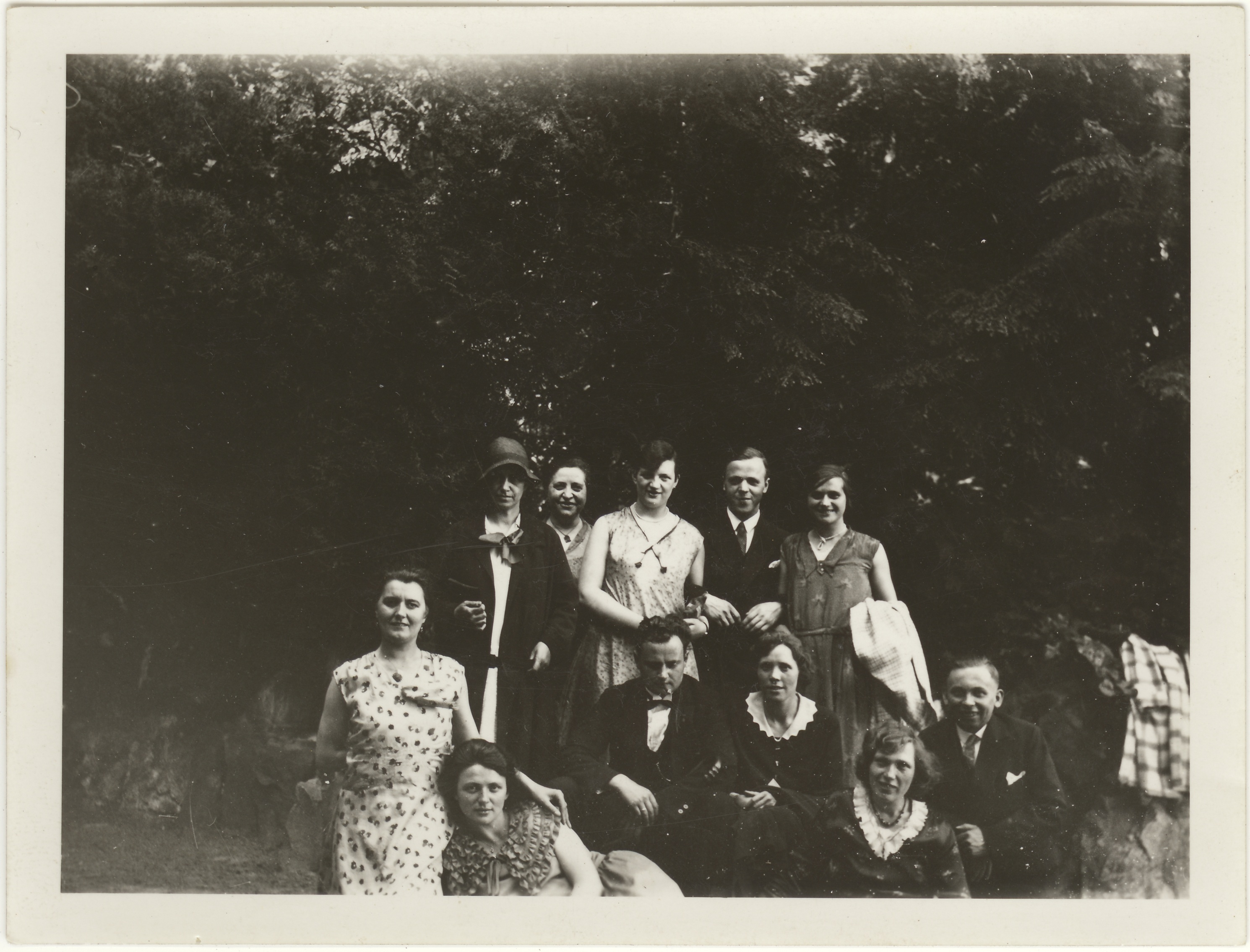 Gruppe im Grünen, 1931 (Fotosammlung Stefan Rohde-Enslin CC BY-NC-SA)