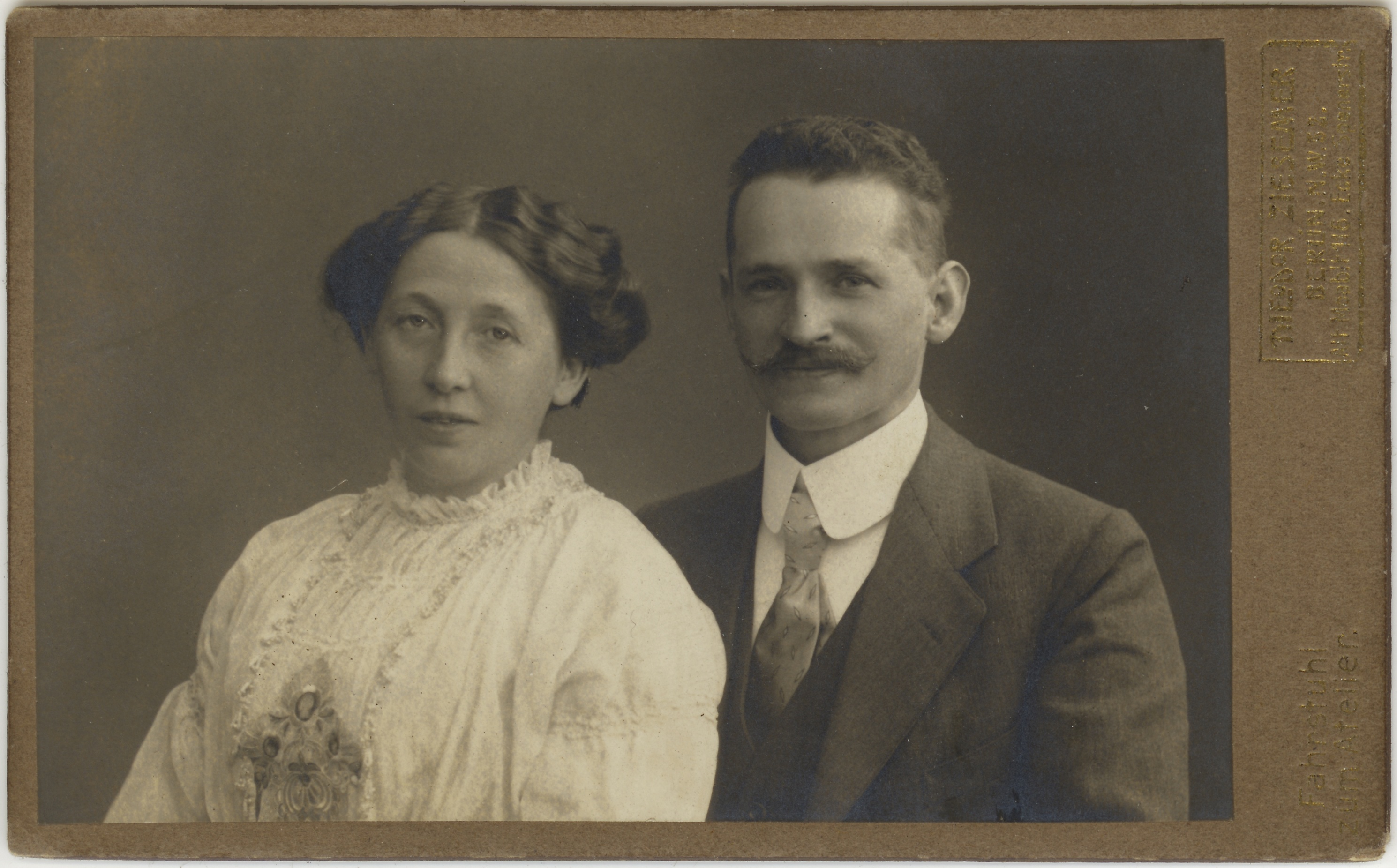 Er lächelt, 1916 (Fotosammlung Stefan Rohde-Enslin CC BY-NC-SA)