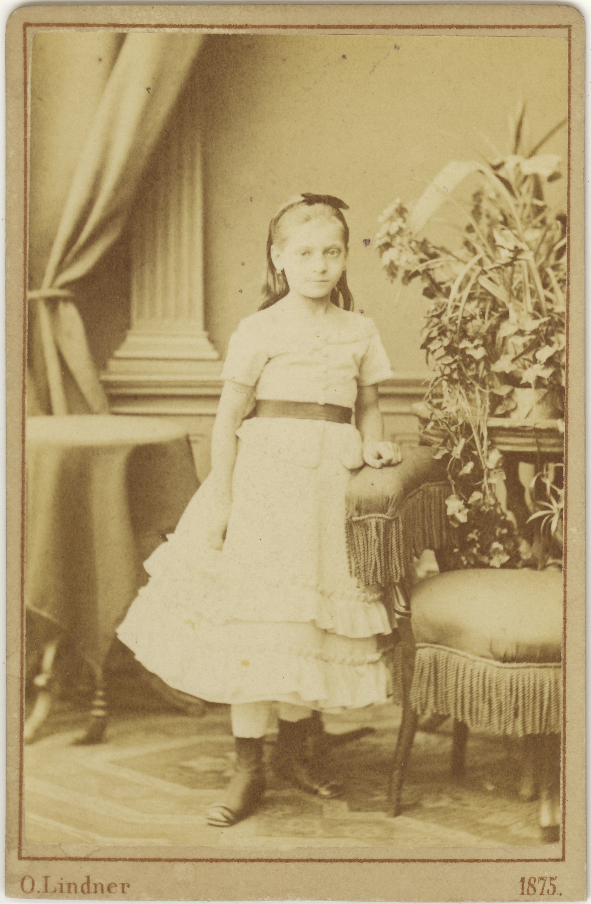 In hellem Kleide, 1875 (Fotosammlung Stefan Rohde-Enslin CC BY-NC-SA)
