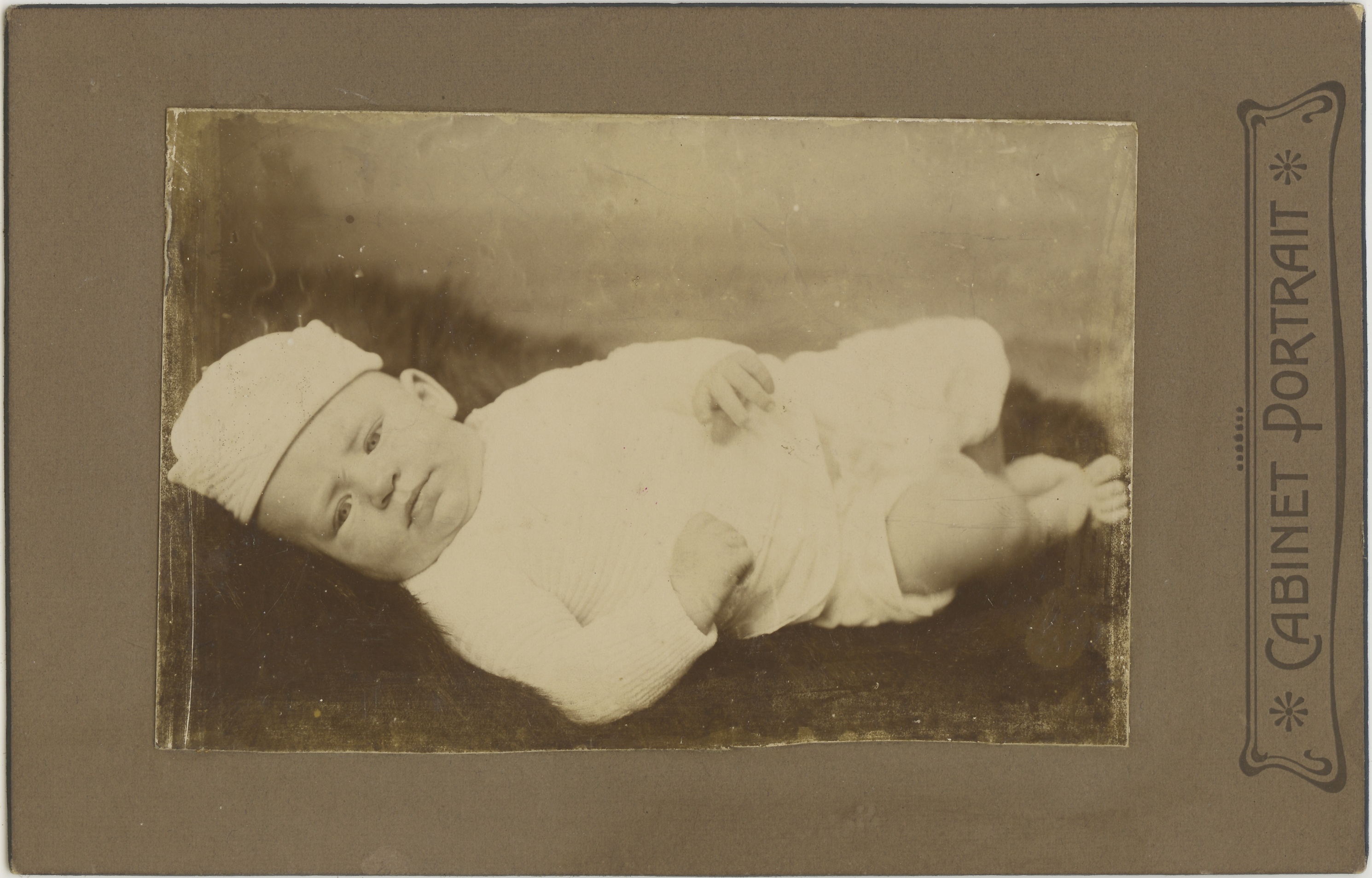 Baby mit Mütze (Fotosammlung Stefan Rohde-Enslin CC BY-NC-SA)