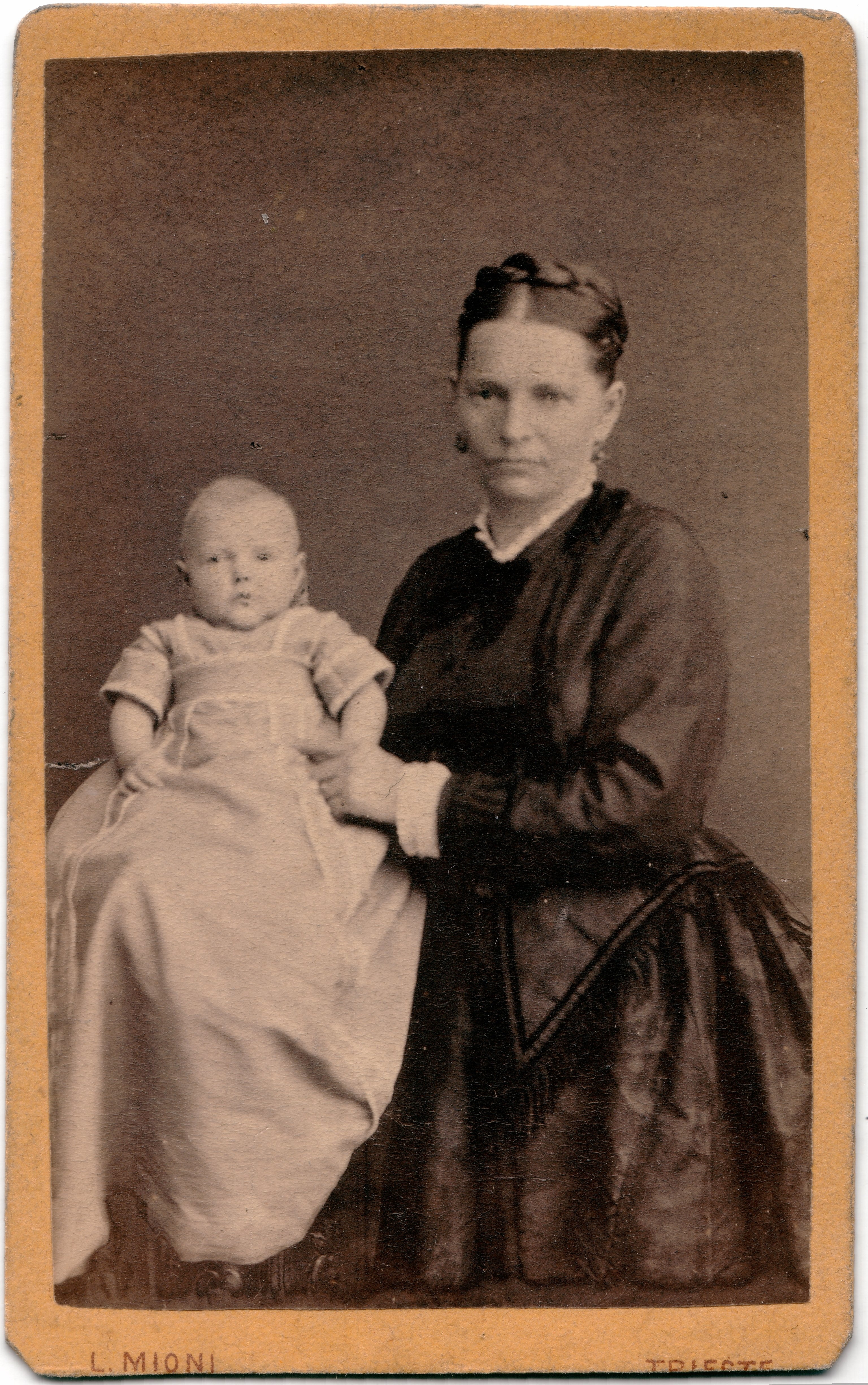 Frau mit Kind auf Arm (Fotosammlung Stefan Rohde-Enslin CC BY-NC-SA)