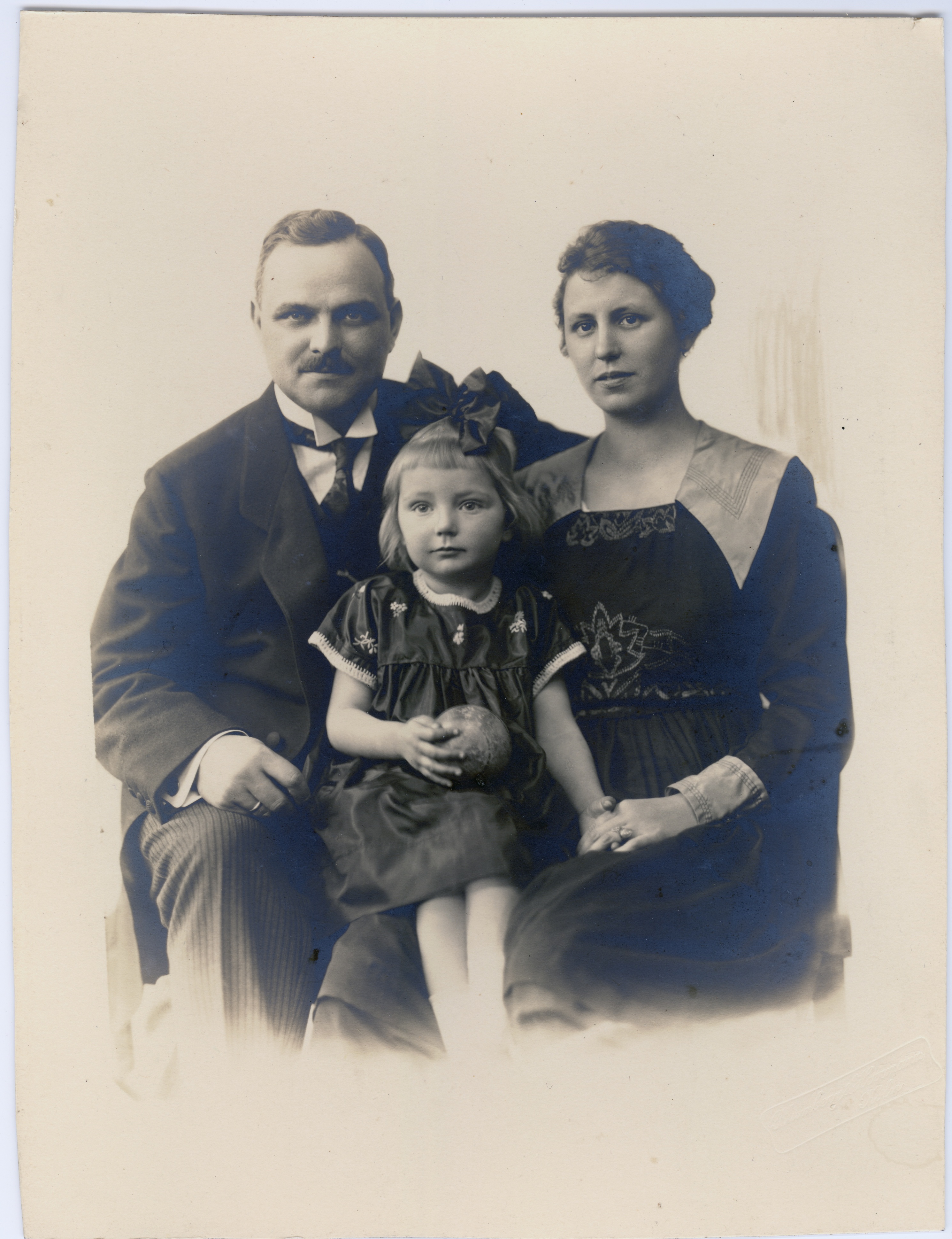 Lissy mit Eltern (Fotosammlung Stefan Rohde-Enslin CC BY-NC-SA)