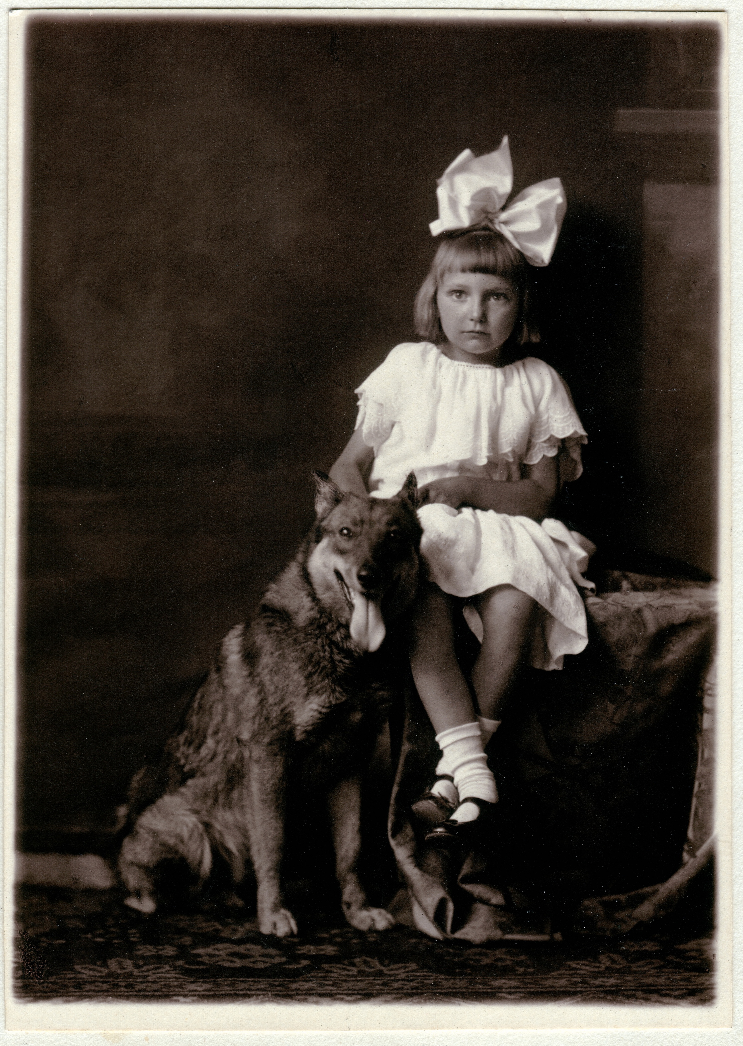 Mädchen mit Hund (Fotosammlung Stefan Rohde-Enslin CC BY-NC-SA)