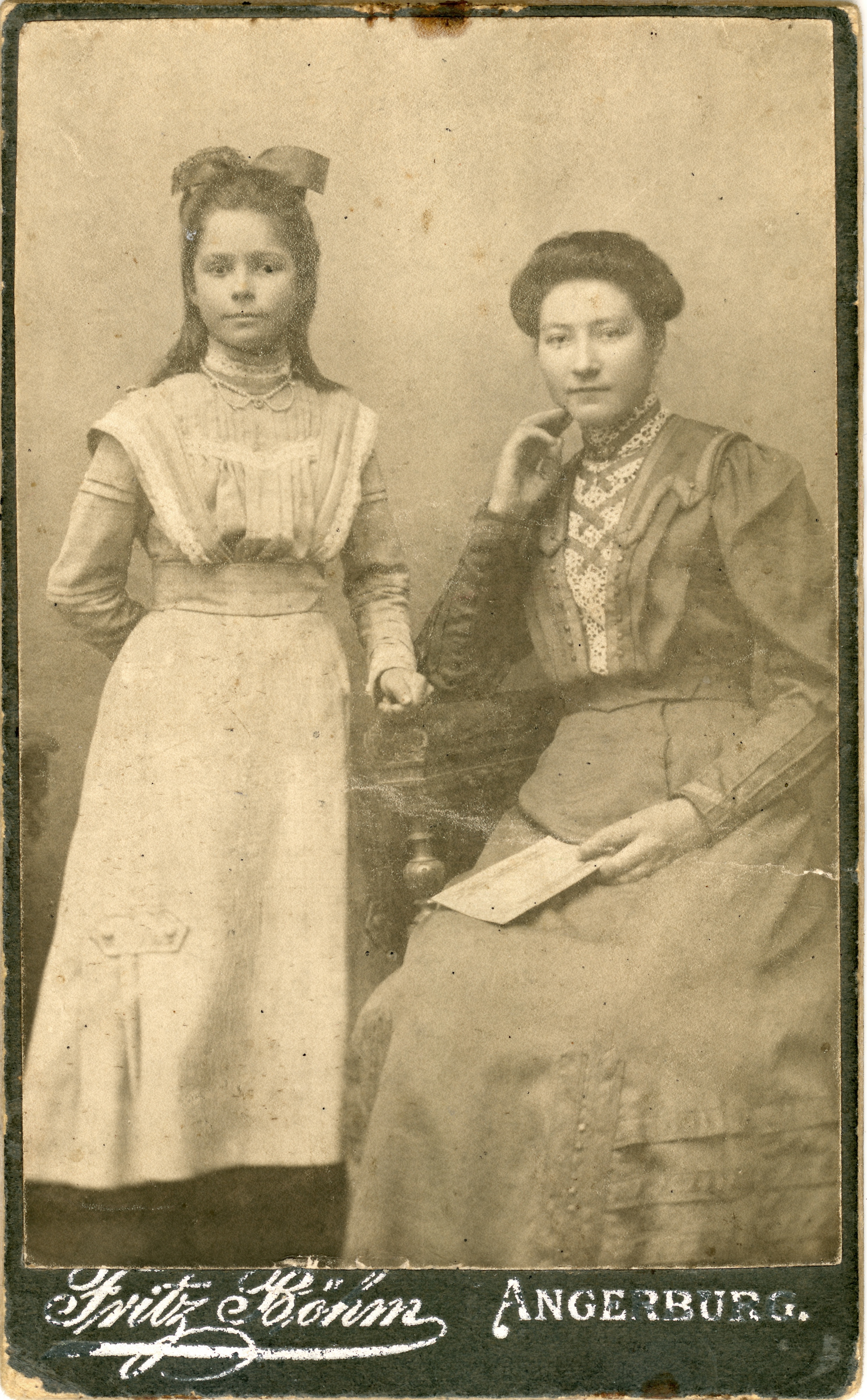 Zwei Frauen aus Angerburg (Fotosammlung Stefan Rohde-Enslin CC BY-NC-SA)
