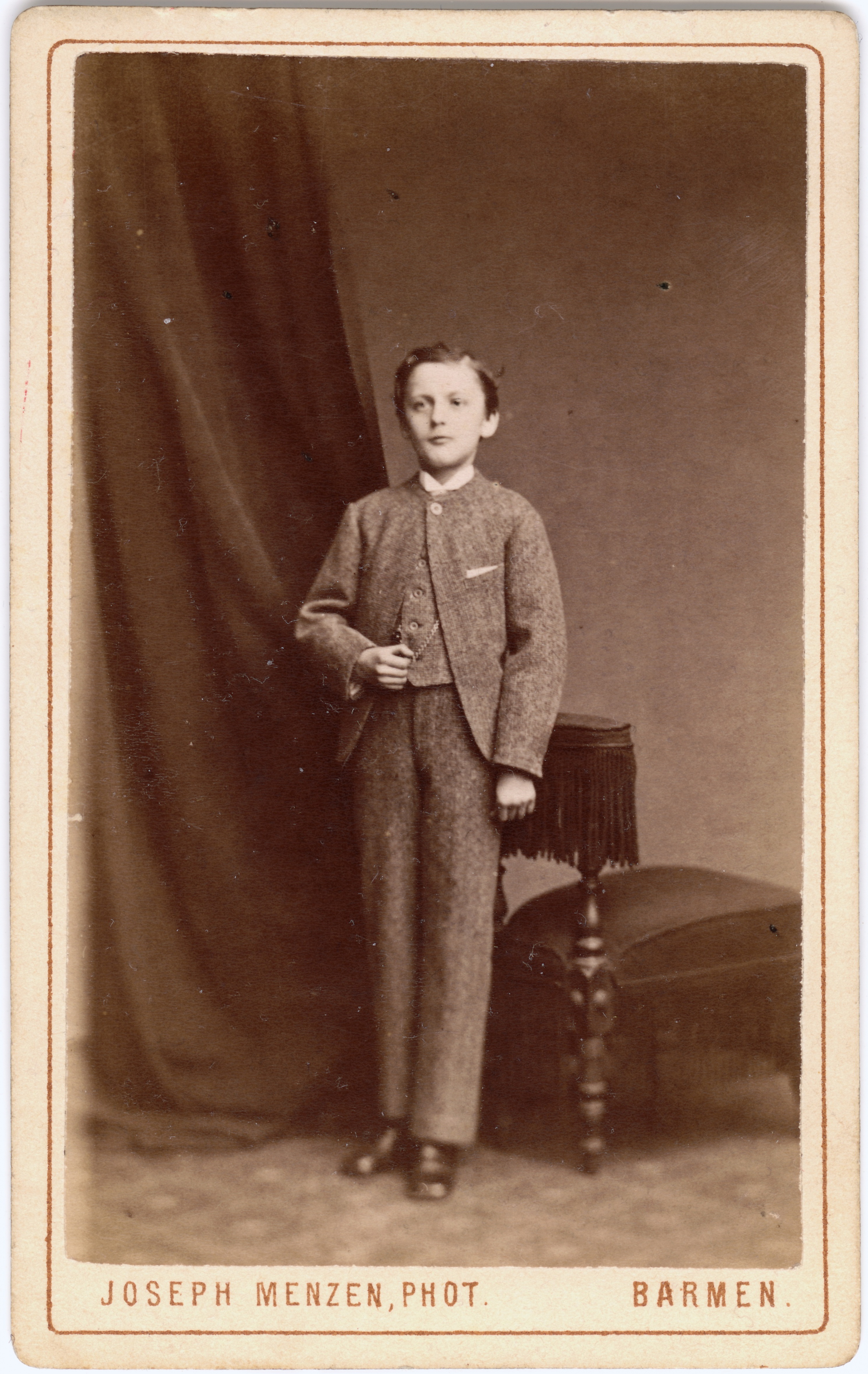 Junge mit Arm im Winkel (Fotosammlung Stefan Rohde-Enslin CC BY-NC-SA)
