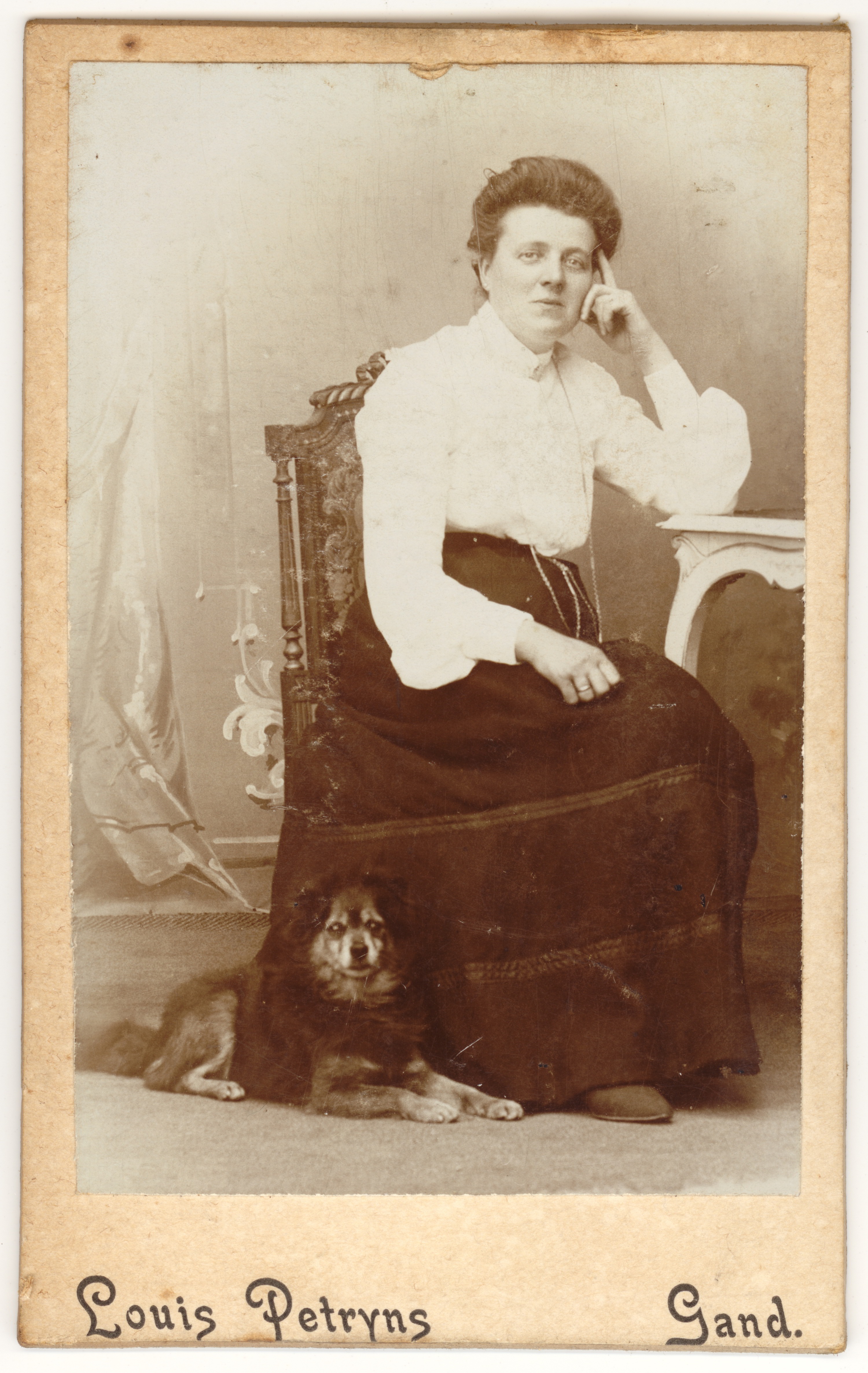 Frau mit Hund und Hand an Stirn (Fotosammlung Stefan Rohde-Enslin CC BY-NC-SA)