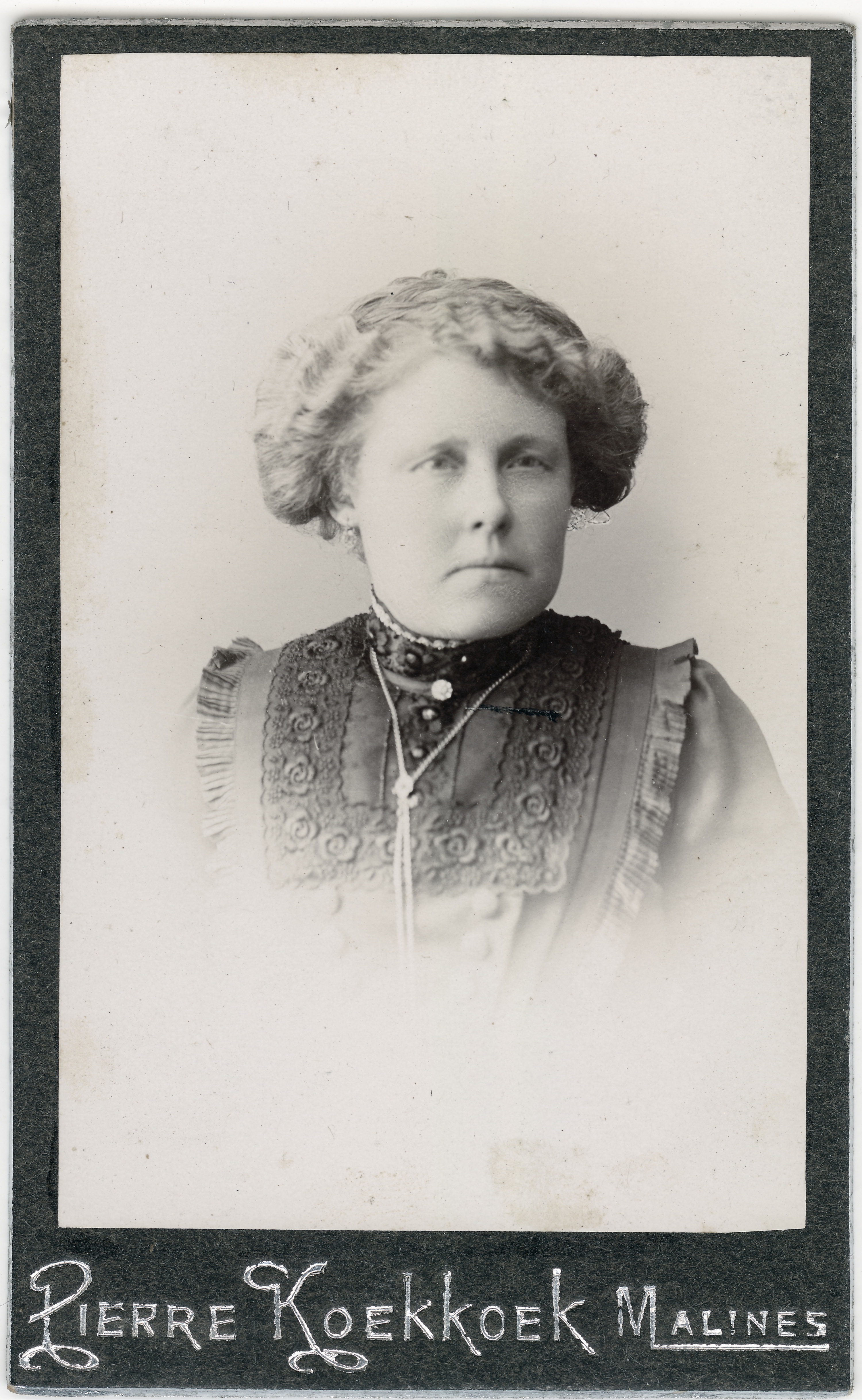 Frau in Rüschenkleid, 1912 (Fotosammlung Stefan Rohde-Enslin CC BY-NC-SA)