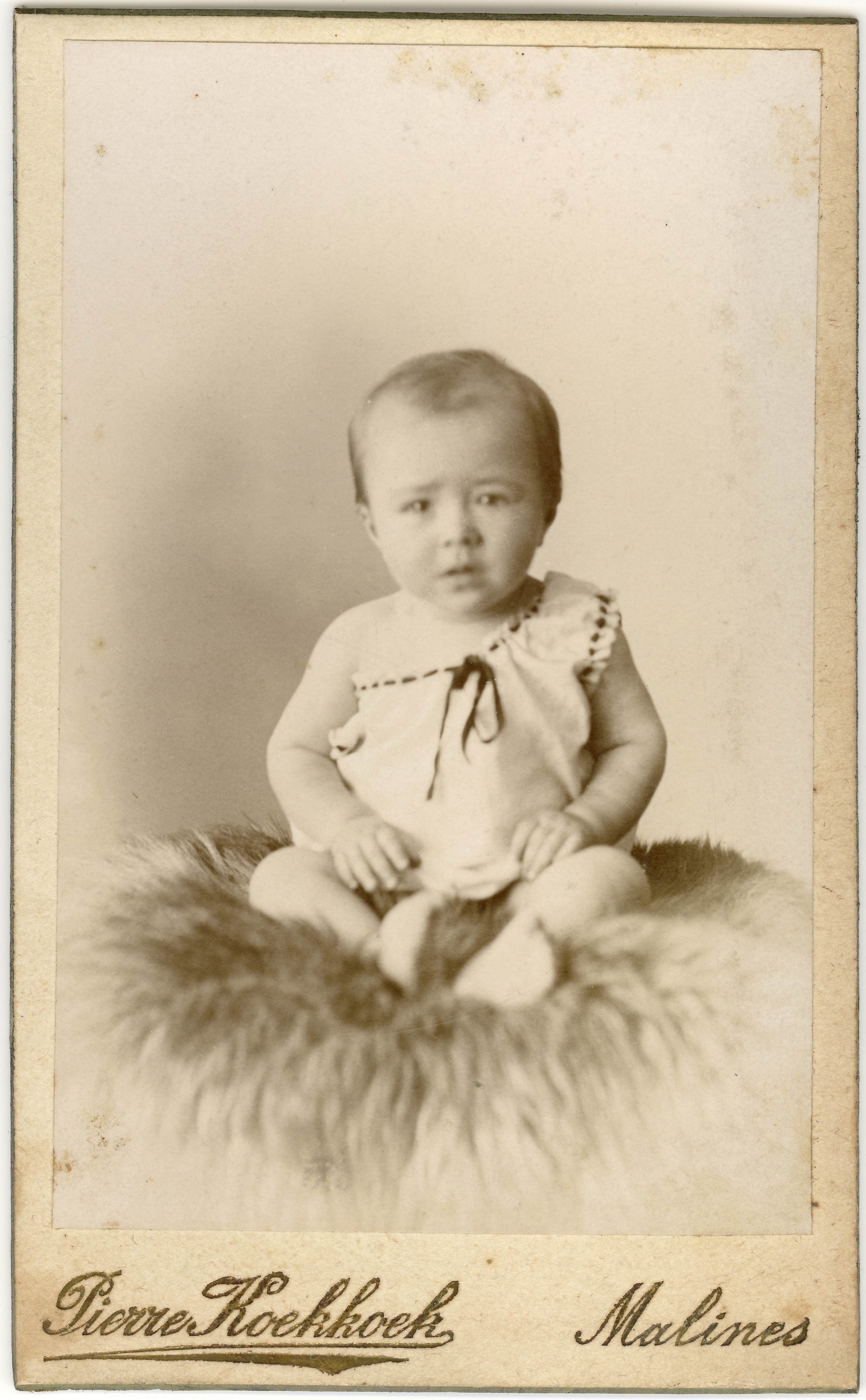 Baby auf Fell, 1911 (Fotosammlung Stefan Rohde-Enslin CC BY-NC-SA)