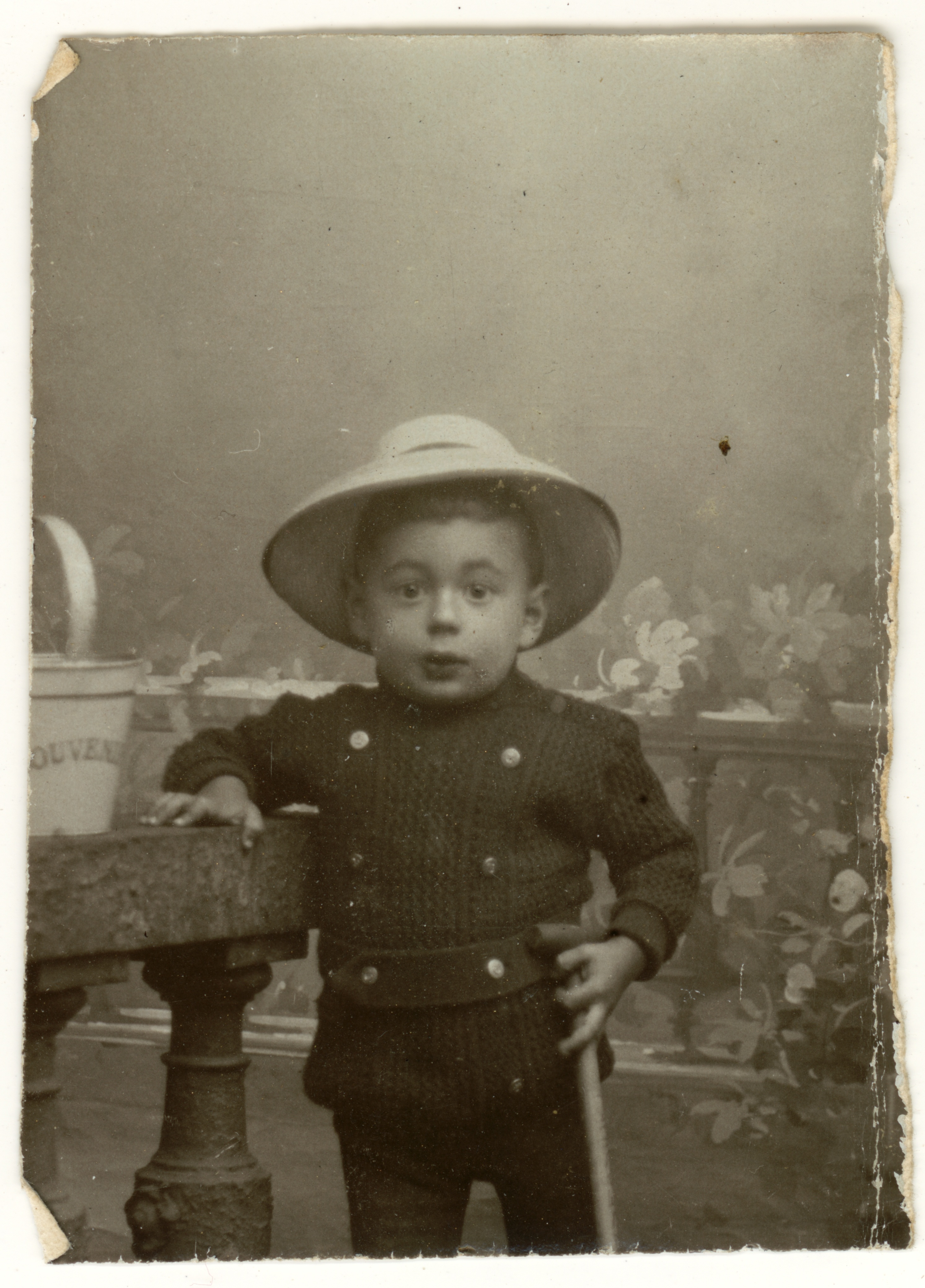 Kleiner Junge mit Helm (Fotosammlung Stefan Rohde-Enslin CC BY-NC-SA)