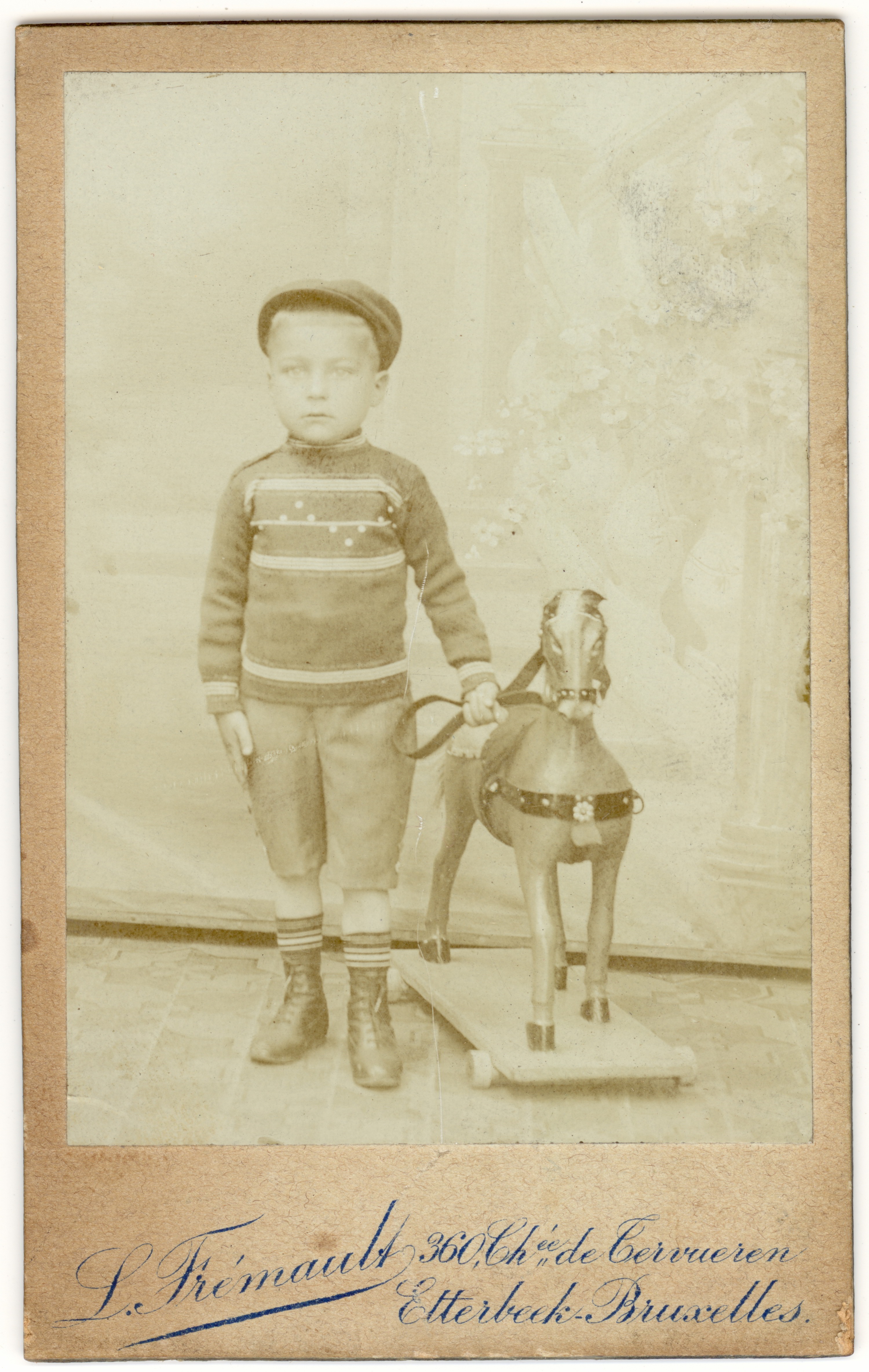 Junge neben Holzpferd (Fotosammlung Stefan Rohde-Enslin CC BY-NC-SA)