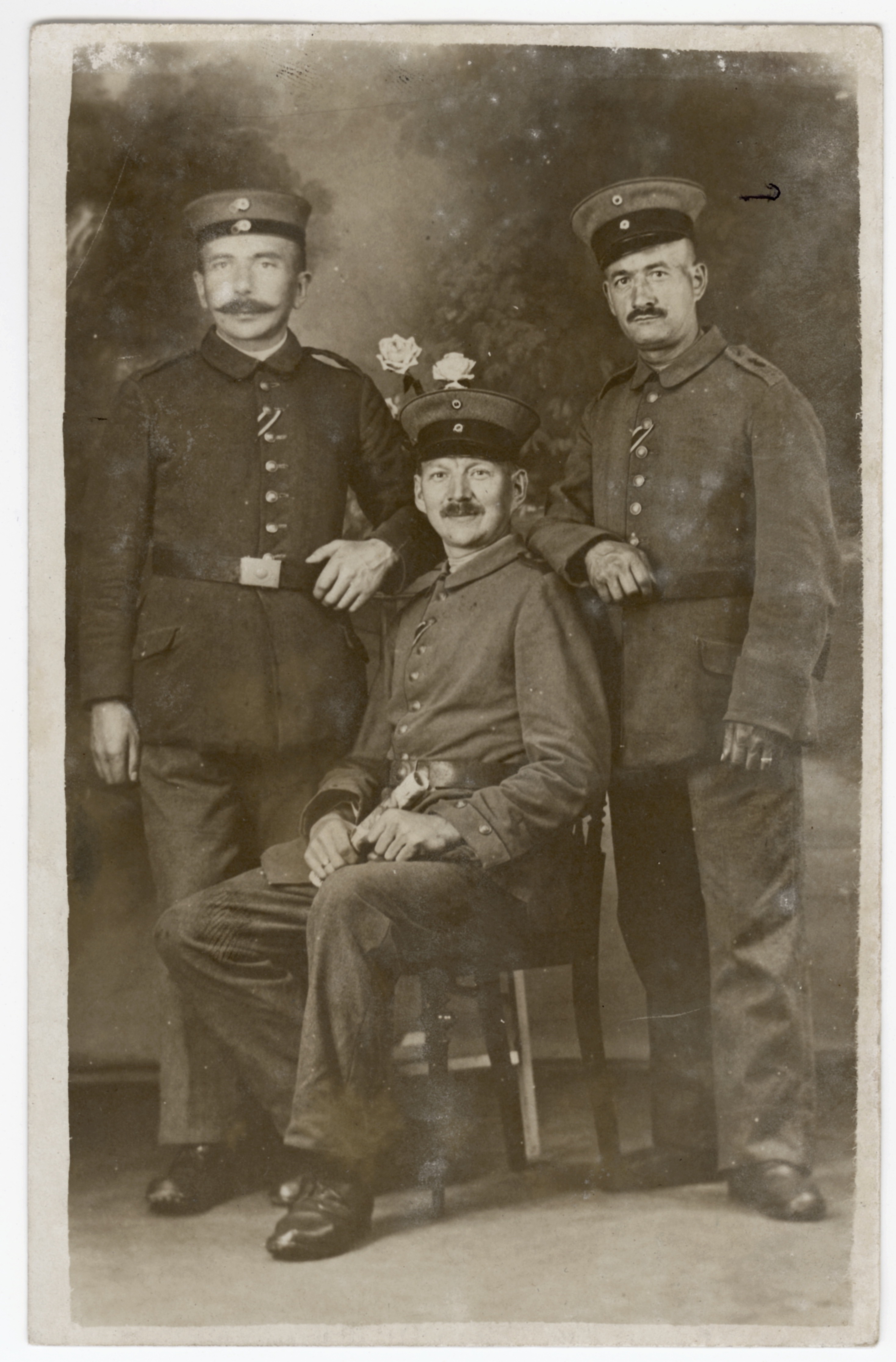 Drei Soldaten, einer sitzt (Fotosammlung Stefan Rohde-Enslin CC BY-NC-SA)