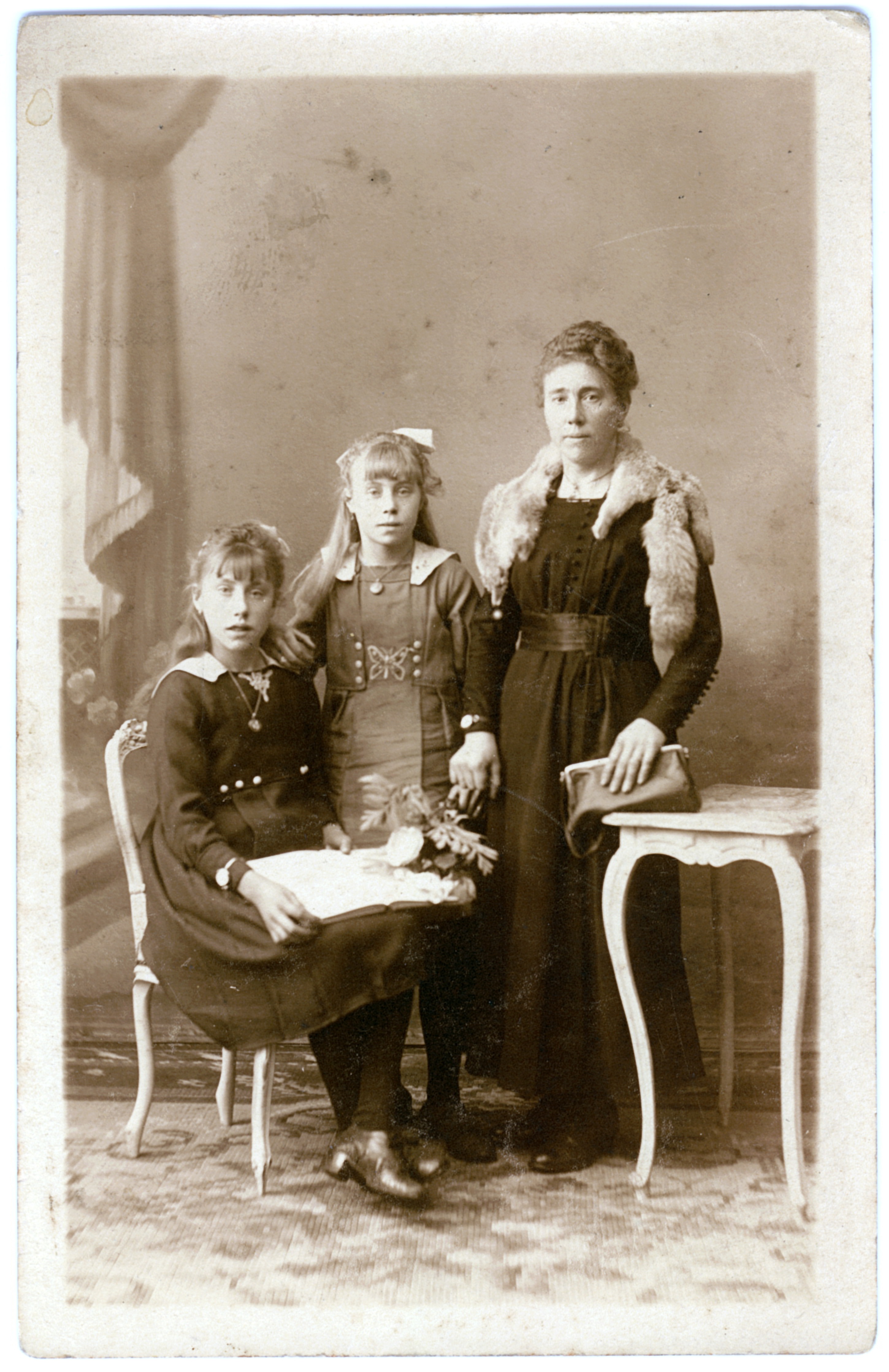 Frau mit zwei Mädchen (Fotosammlung Stefan Rohde-Enslin CC BY-NC-SA)