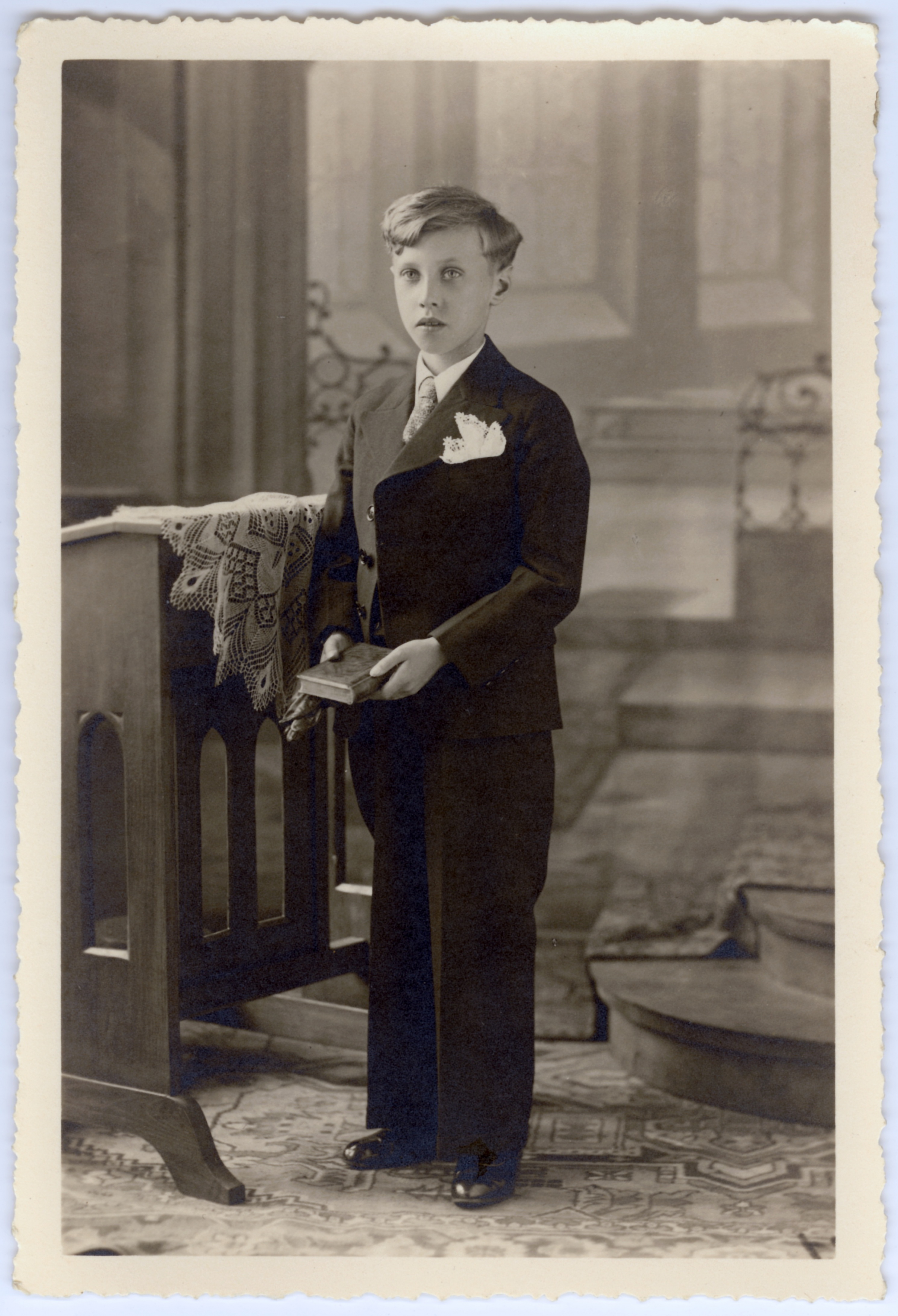 Junge in Kirche (Fotosammlung Stefan Rohde-Enslin CC BY-NC-SA)