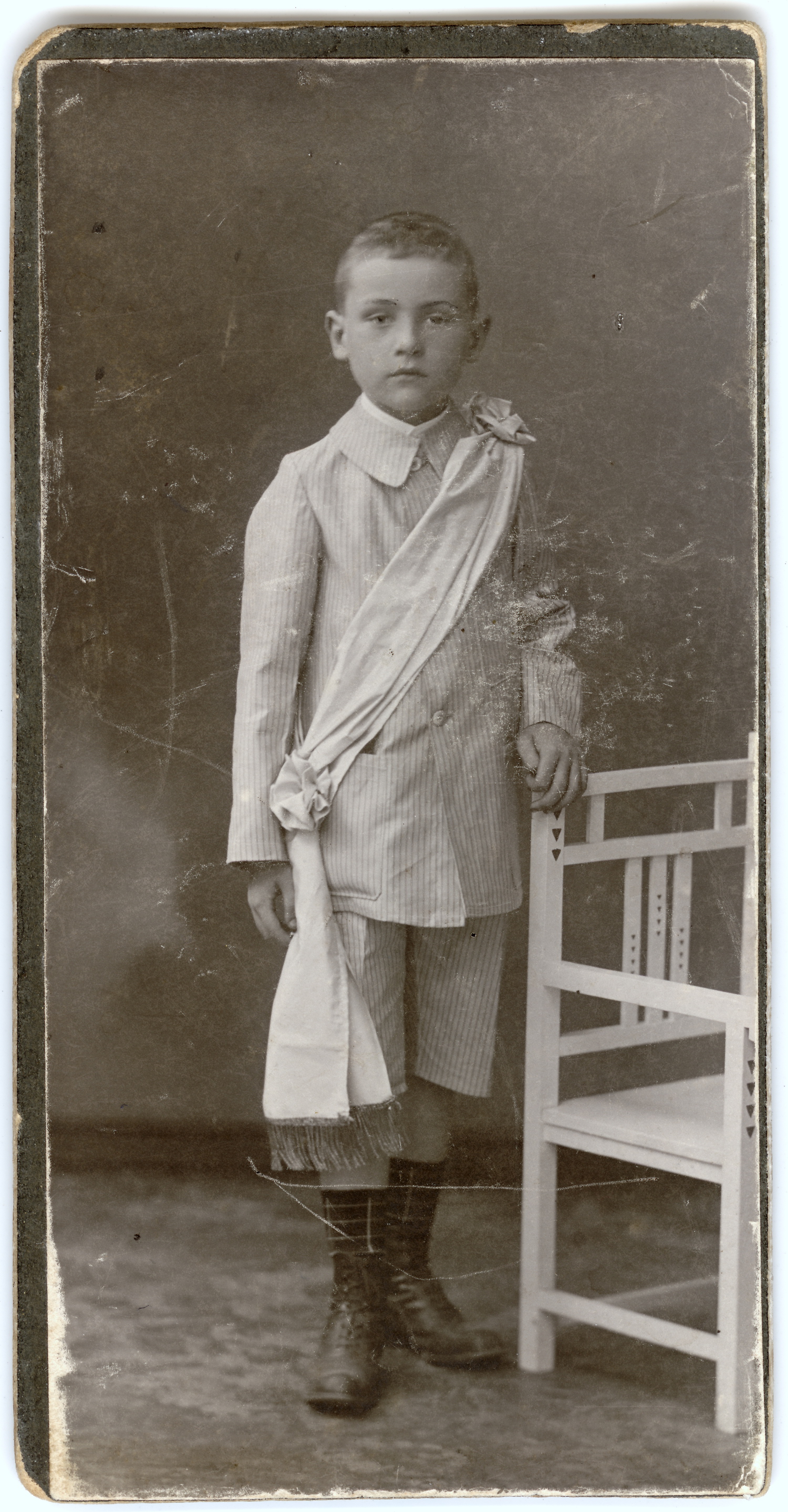 Junge mit Schärpe (Fotosammlung Stefan Rohde-Enslin CC BY-NC-SA)