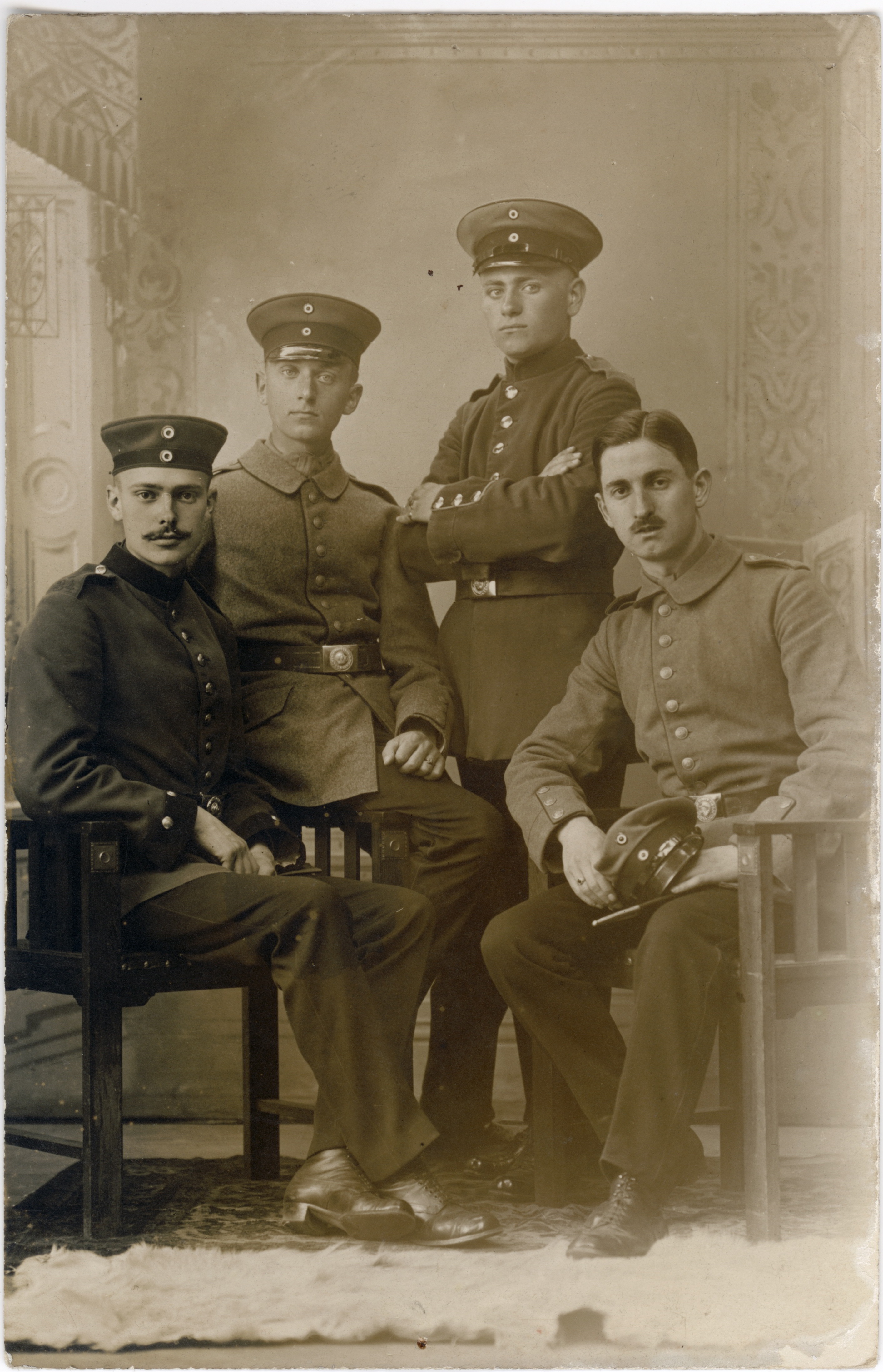 Vier Soldaten im Studio (Fotosammlung Stefan Rohde-Enslin CC BY-NC-SA)
