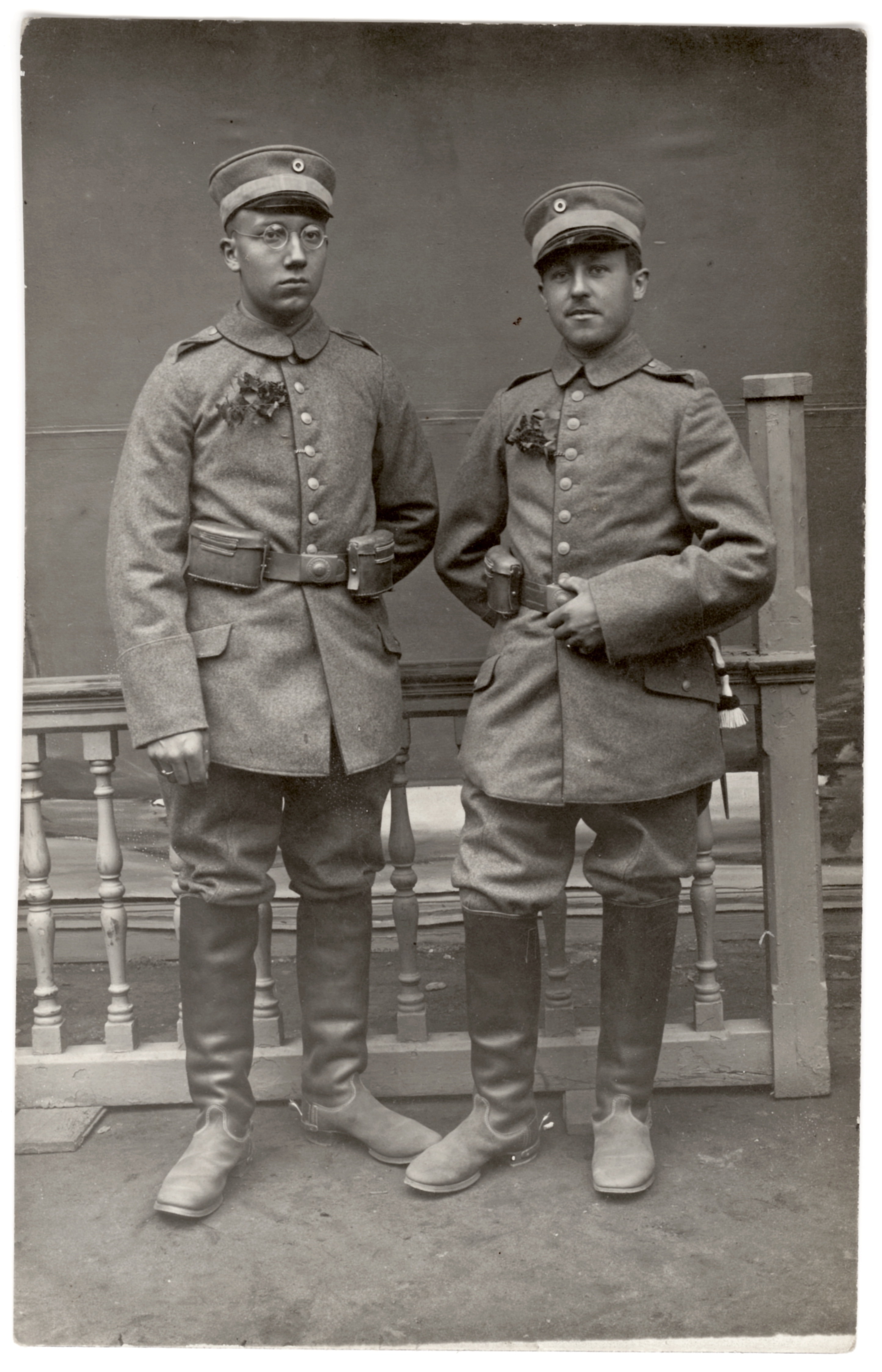 Zwei Soldaten vor Geländer (Fotosammlung Stefan Rohde-Enslin CC BY-NC-SA)