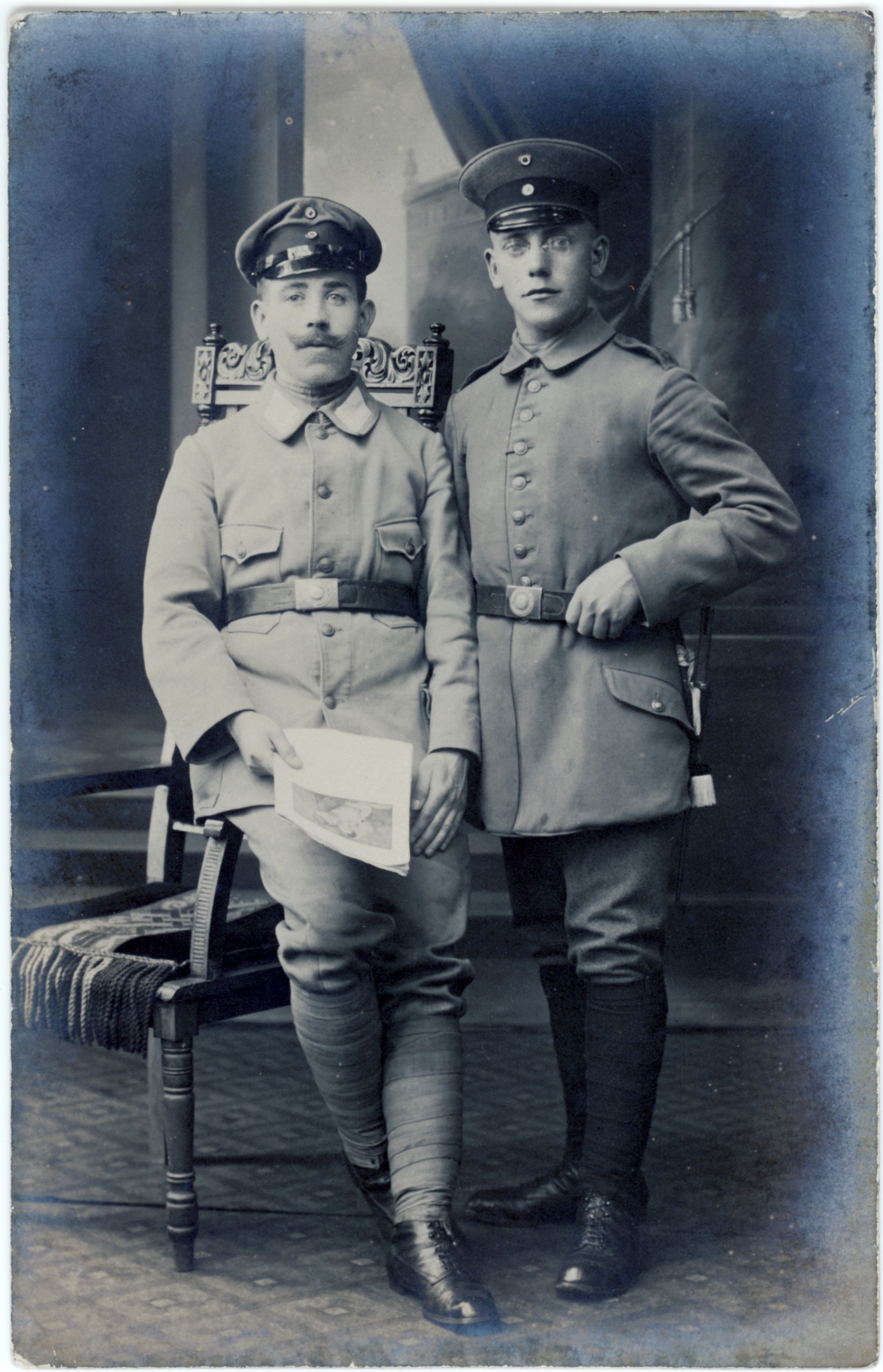 Zwei Soldaten mit Heft in Hand (Fotosammlung Stefan Rohde-Enslin CC BY-NC-SA)