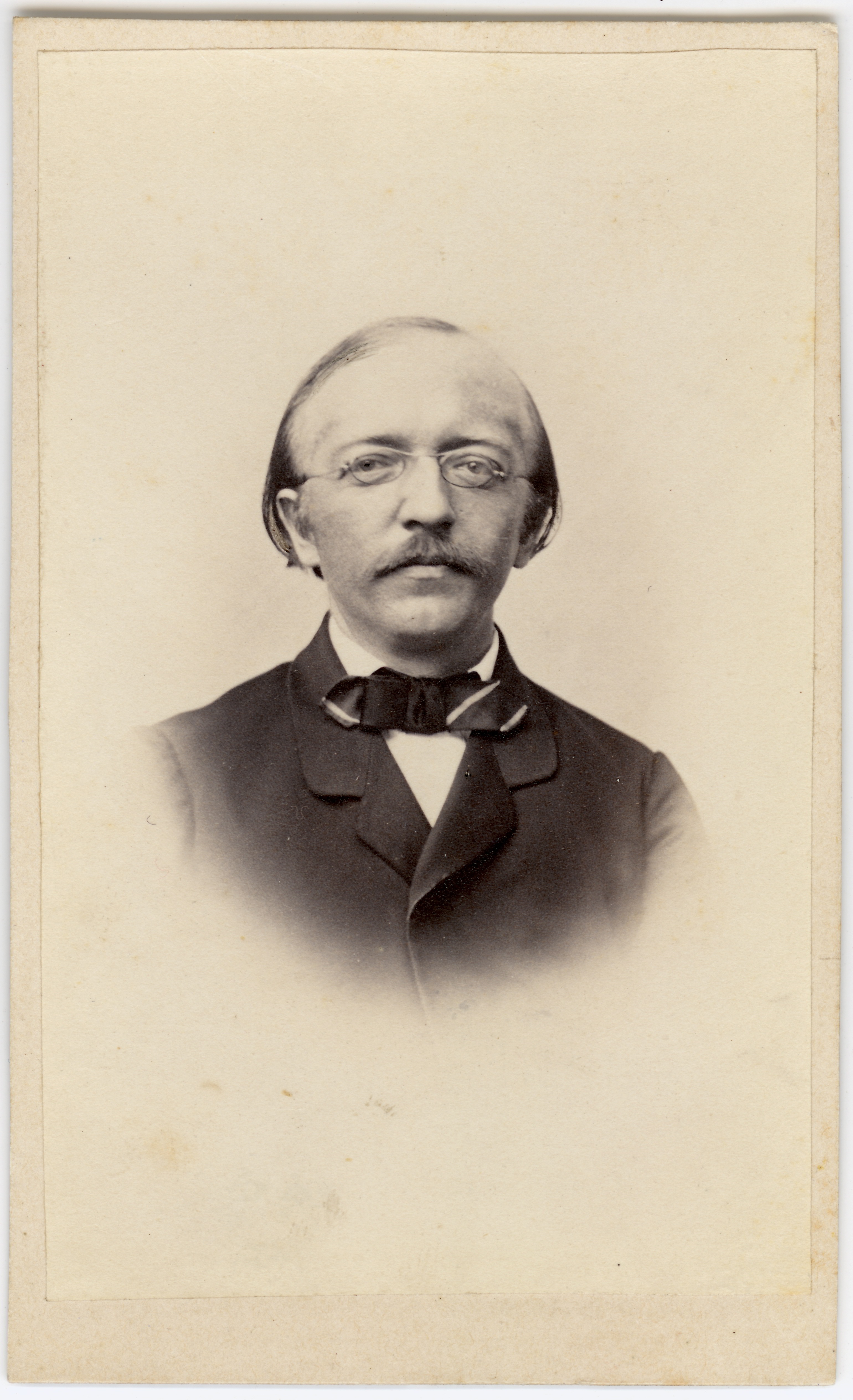 Mann mit kleiner Brille (Fotosammlung Stefan Rohde-Enslin CC BY-NC-SA)