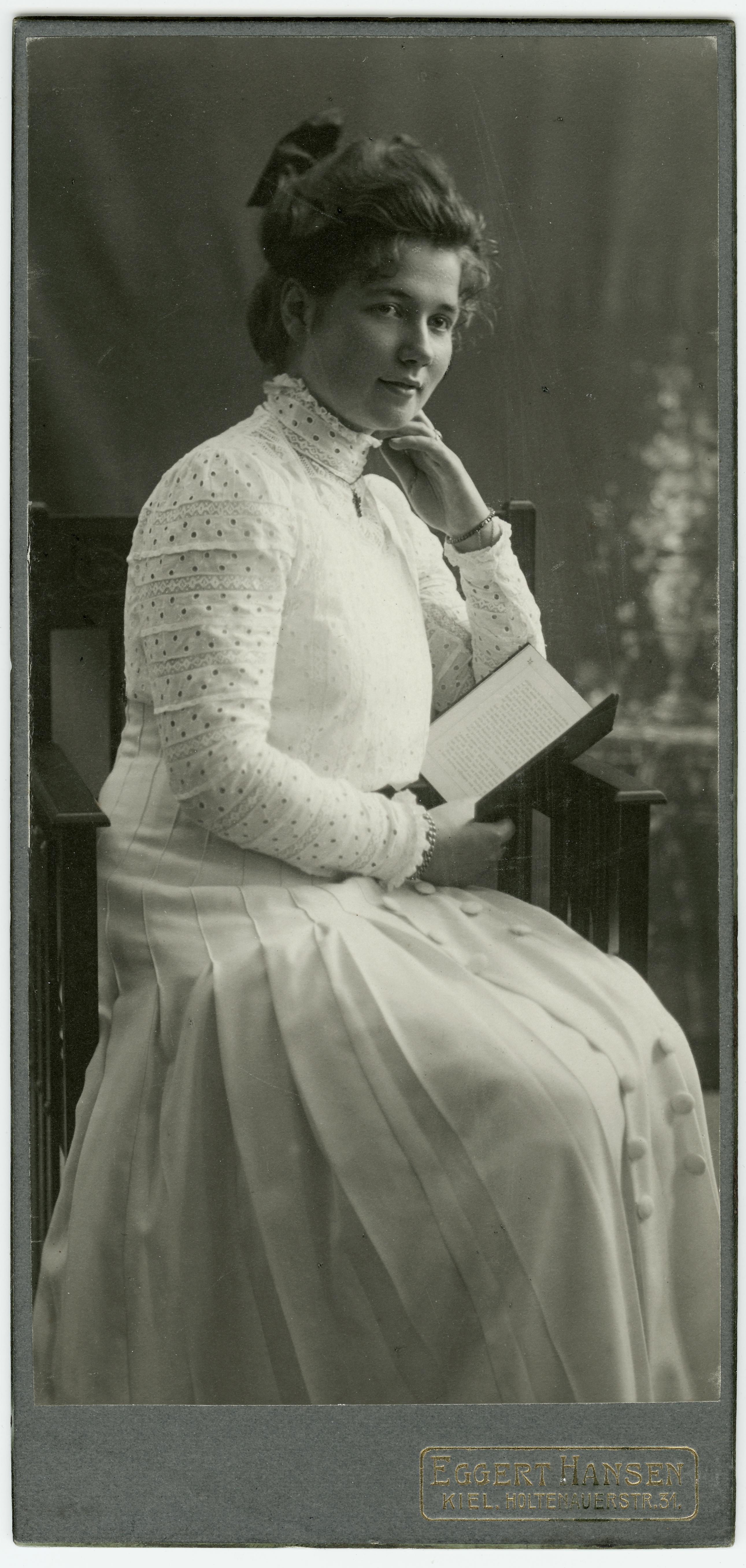 Frau mit aufgeschlagenem Buch, September 1909 (Fotosammlung Stefan Rohde-Enslin CC BY-NC-SA)
