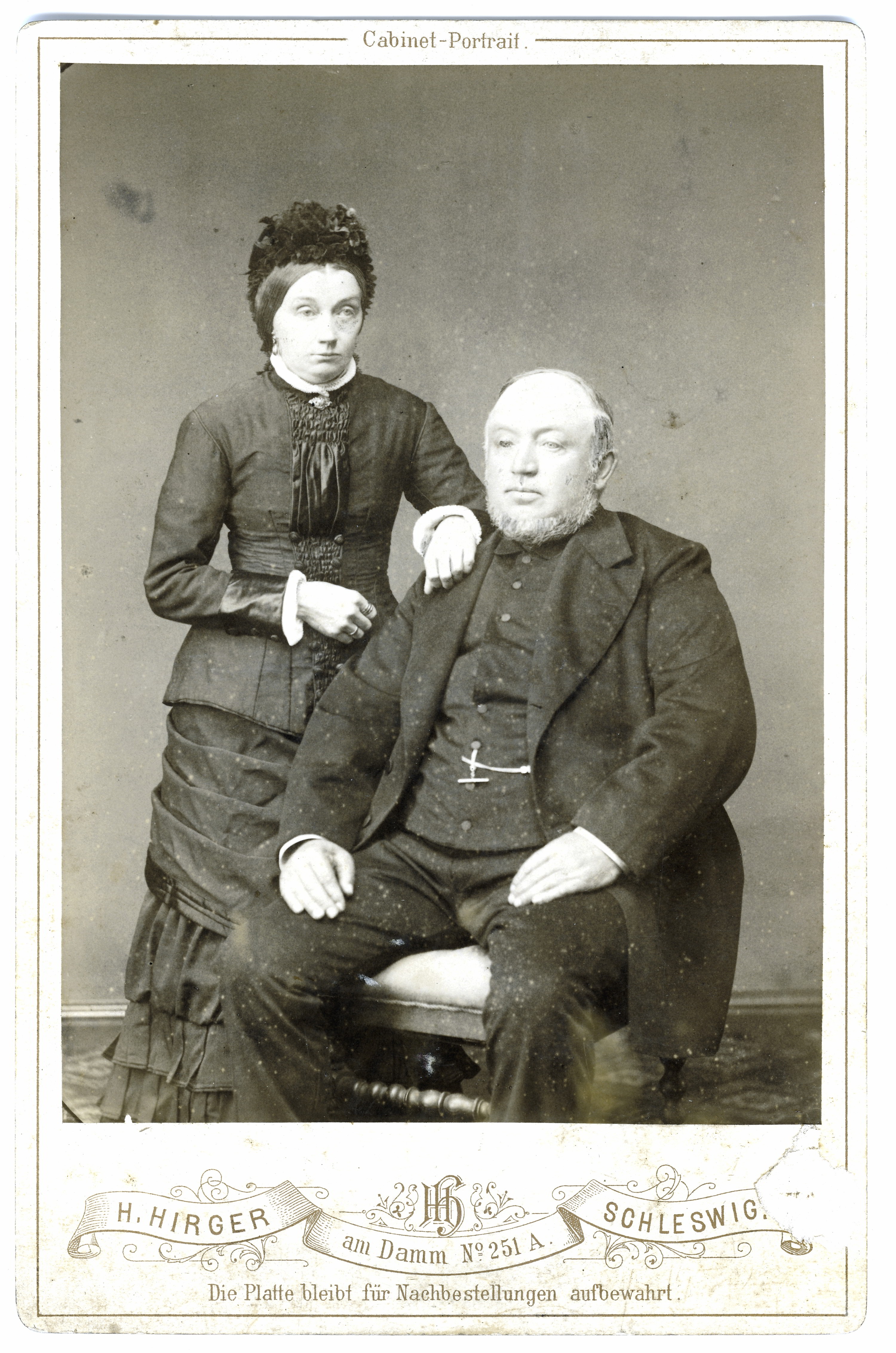 Paar aus rundlichem Mann und schmächtiger Frau (Fotosammlung Stefan Rohde-Enslin CC BY-NC-SA)
