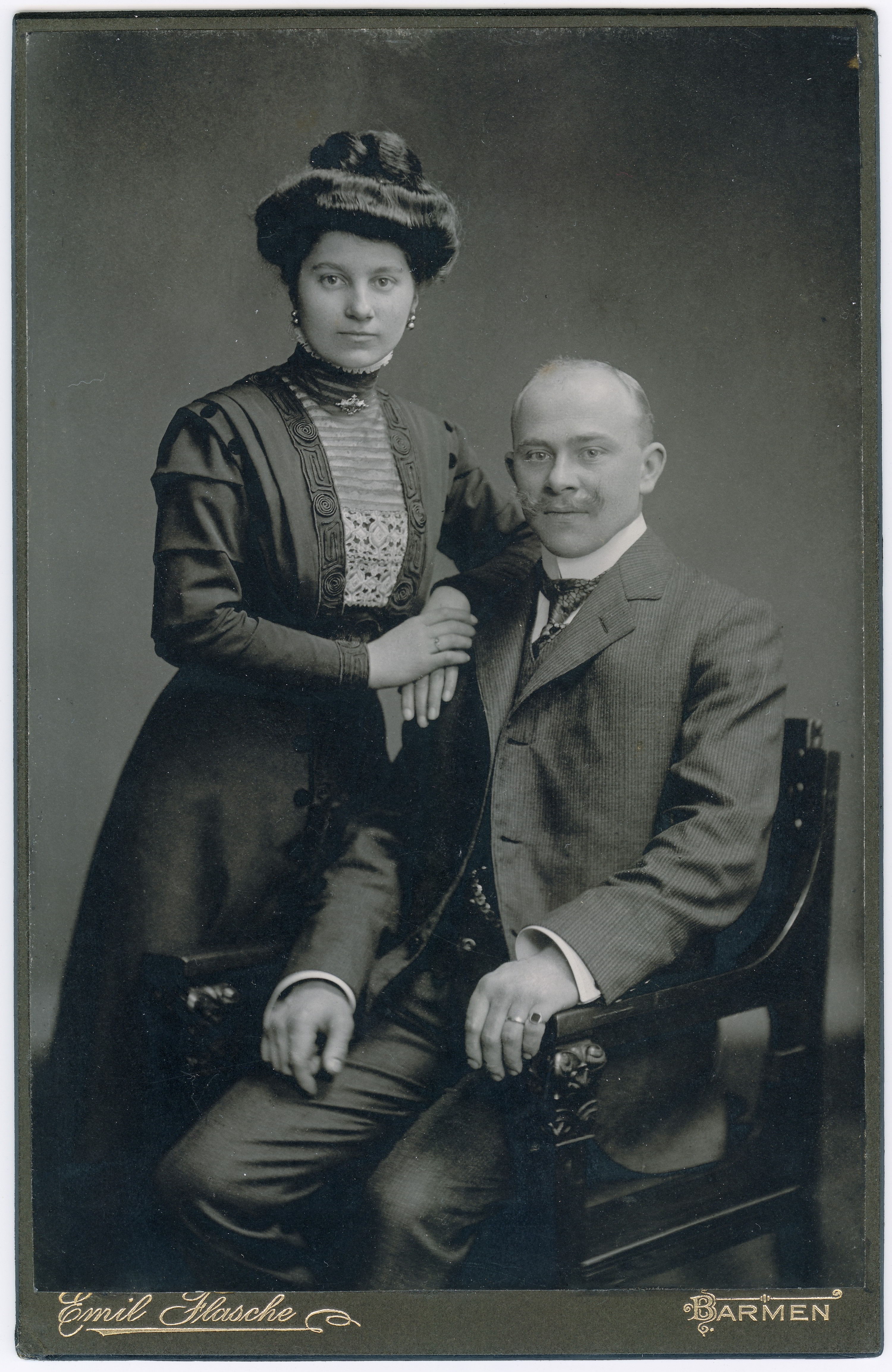 Mann in Stuhl und Frau daneben. 1910 (Fotosammlung Stefan Rohde-Enslin CC BY-NC-SA)