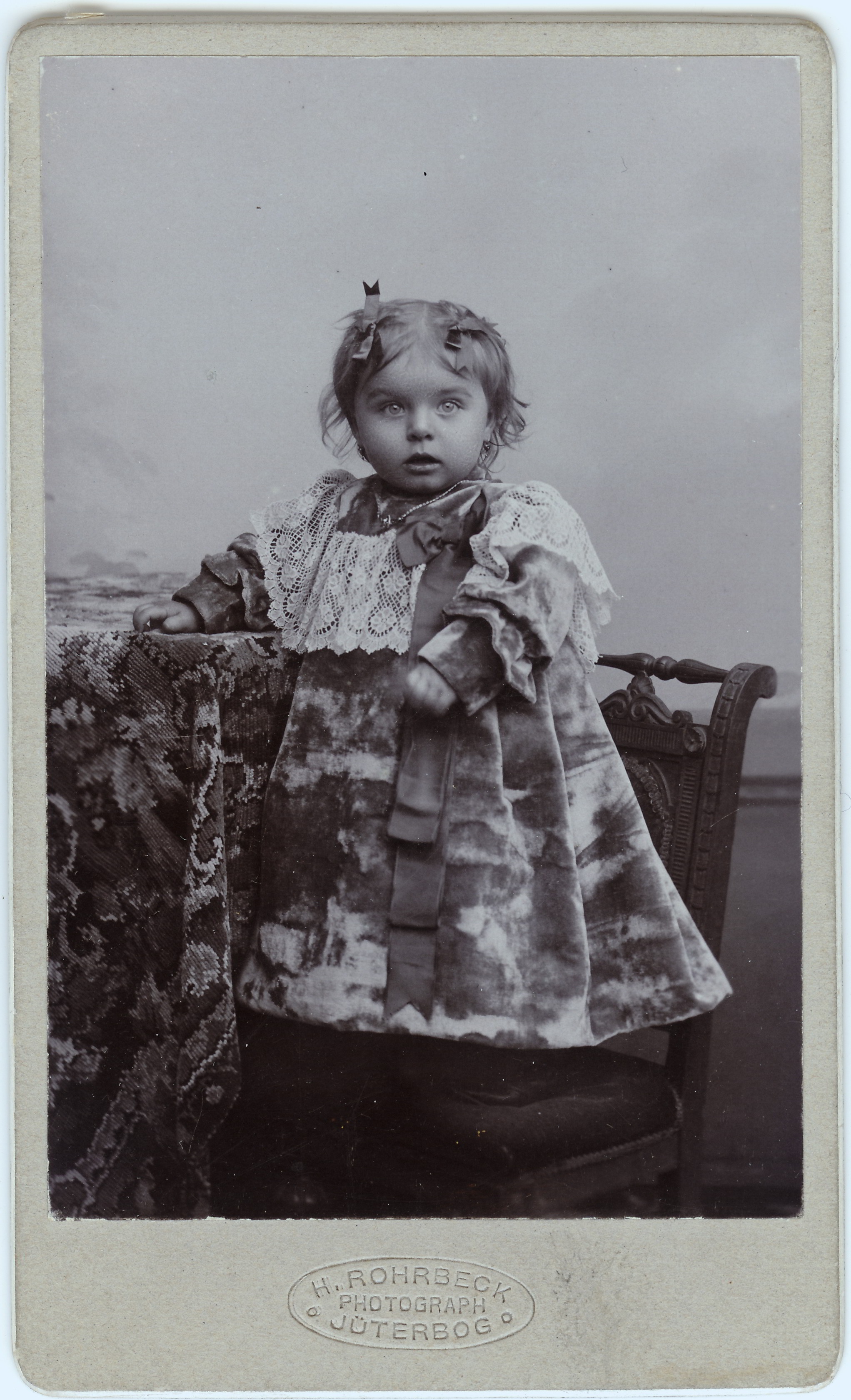 Kleines Kind, großes Kleid (Fotosammlung Stefan Rohde-Enslin CC BY-NC-SA)