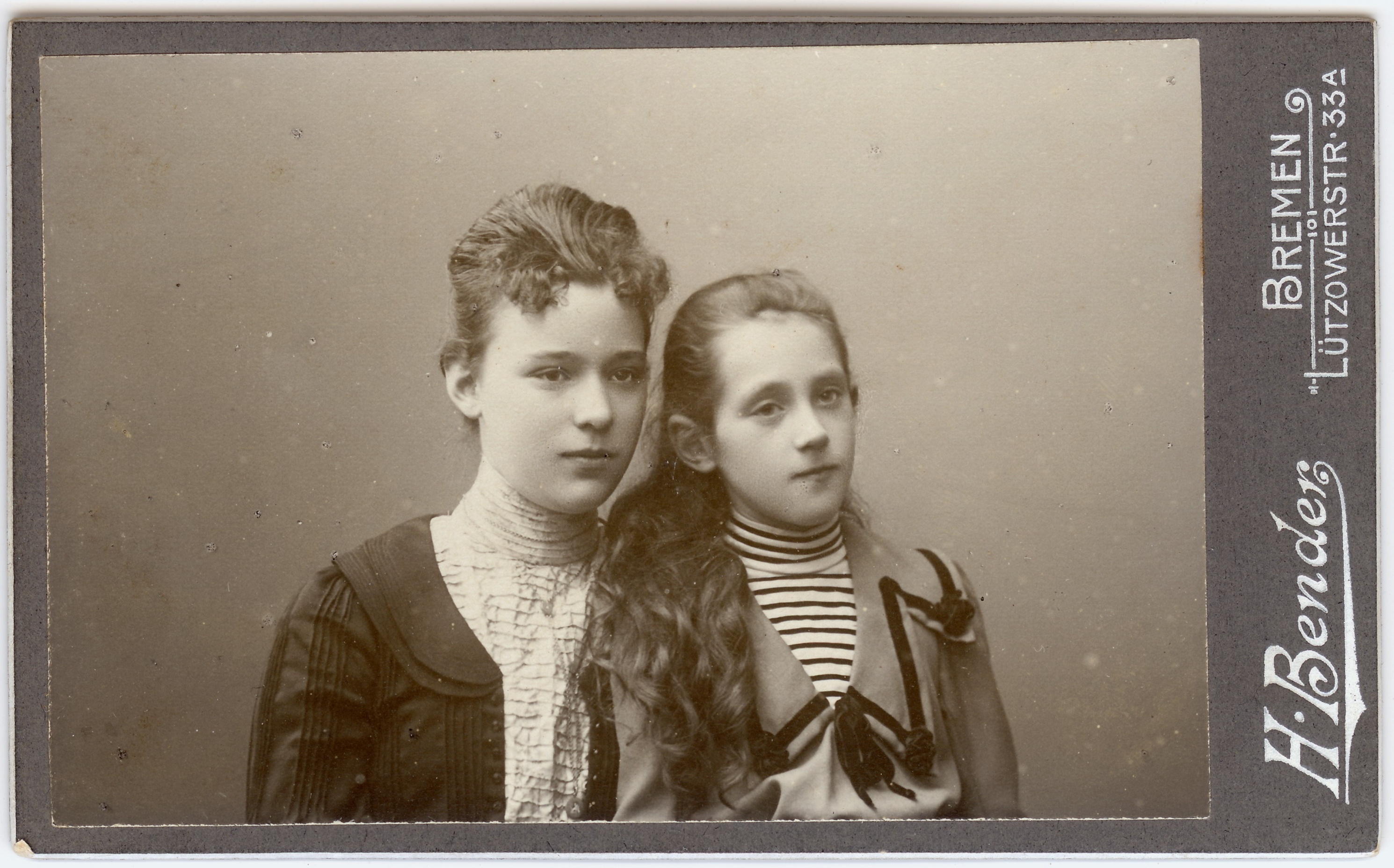 Zwei Mädels (Fotosammlung Stefan Rohde-Enslin CC BY-NC-SA)
