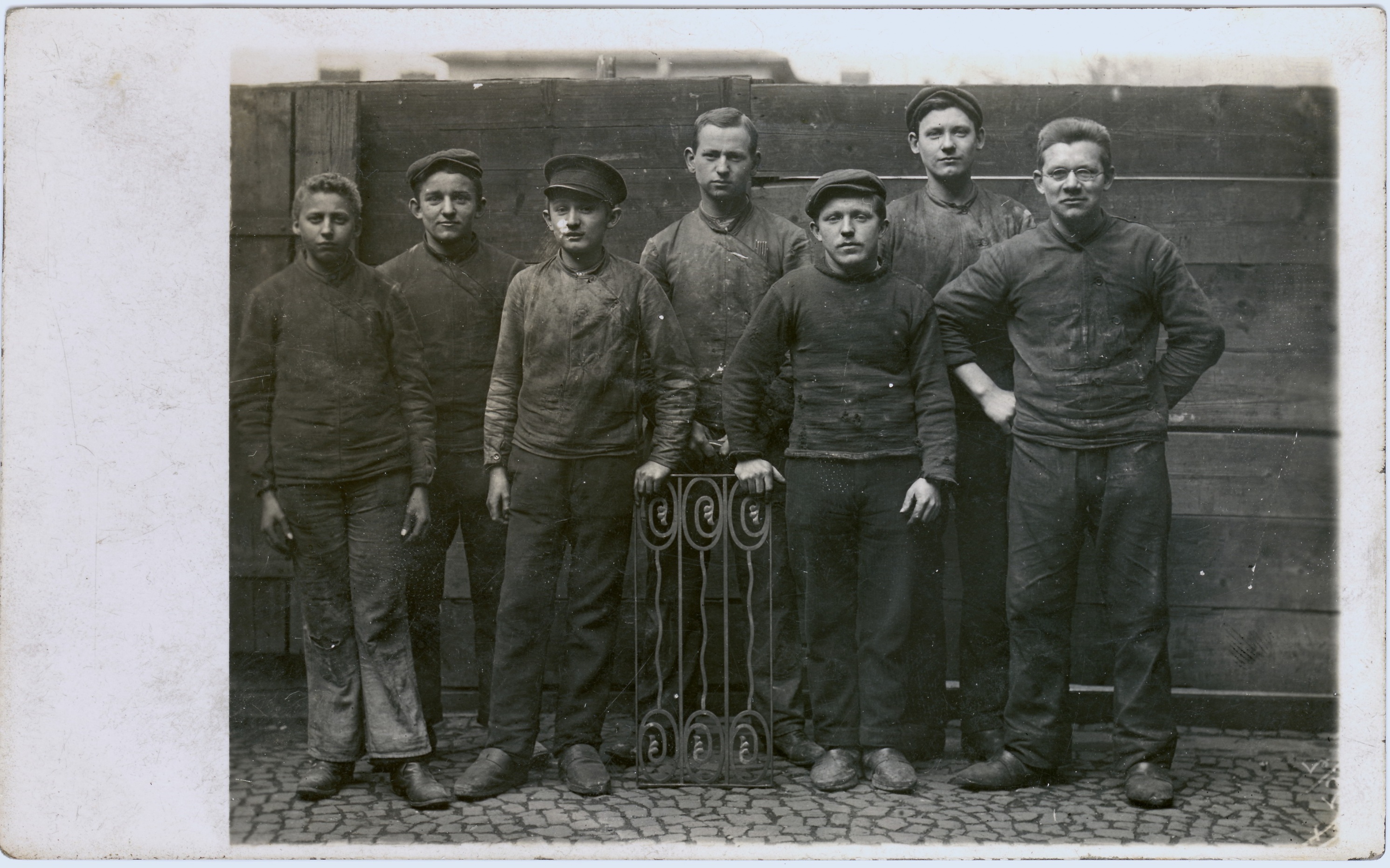 Sieben Arbeiter (Fotosammlung Stefan Rohde-Enslin CC BY-NC-SA)