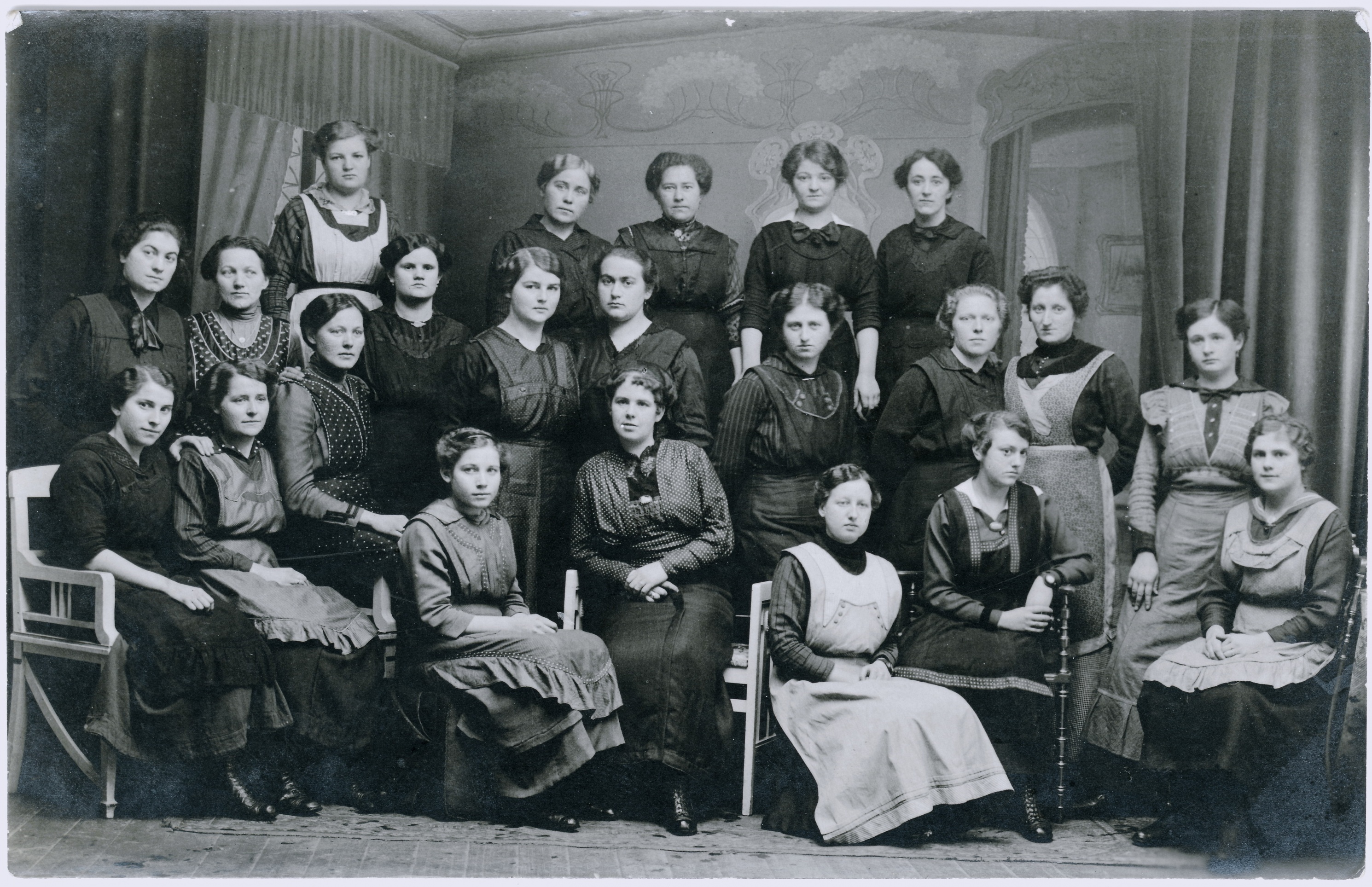 Viele Frauen (Fotosammlung Stefan Rohde-Enslin CC BY-NC-SA)