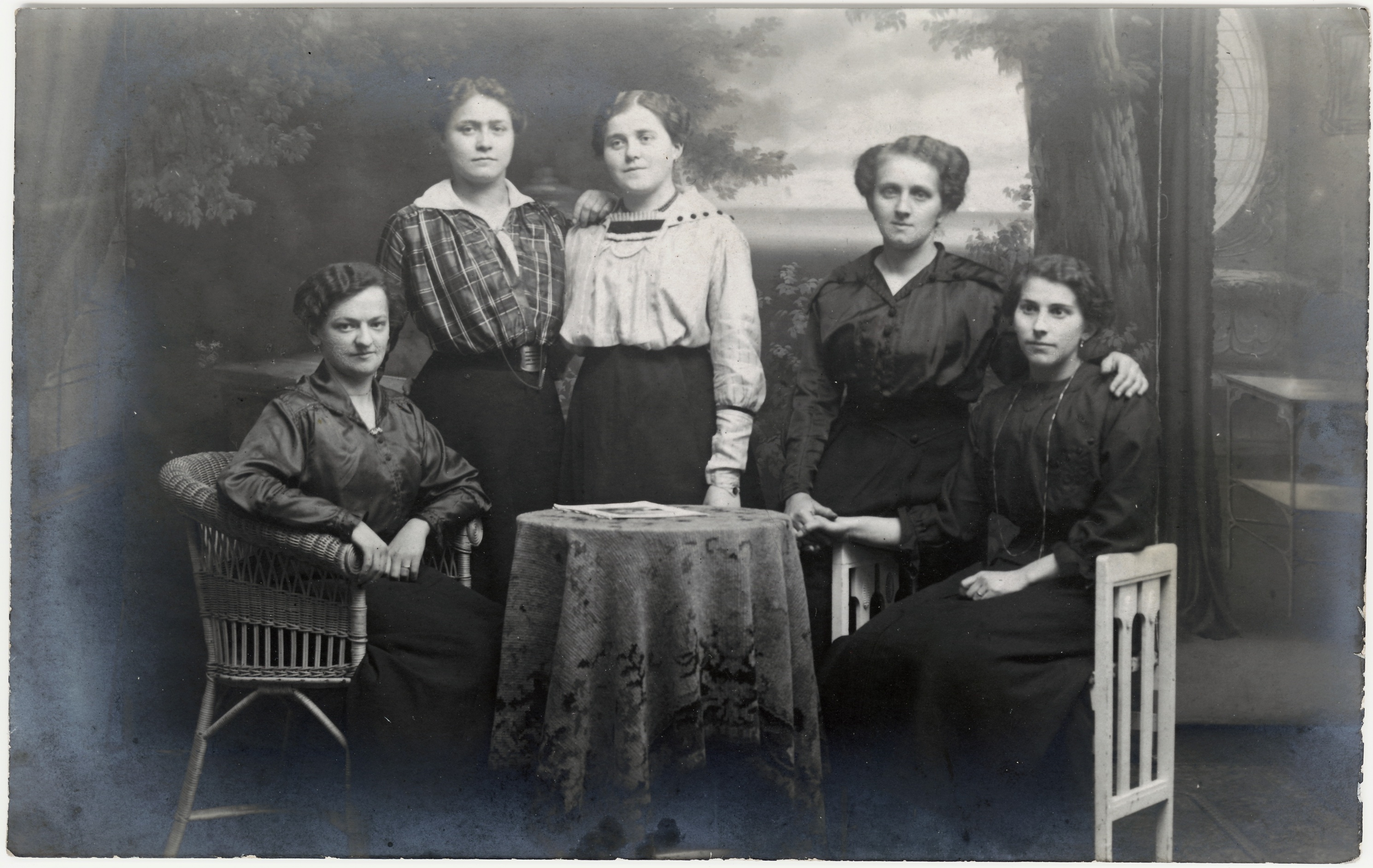 Fünf Frauen im Atelier (Fotosammlung Stefan Rohde-Enslin CC BY-NC-SA)