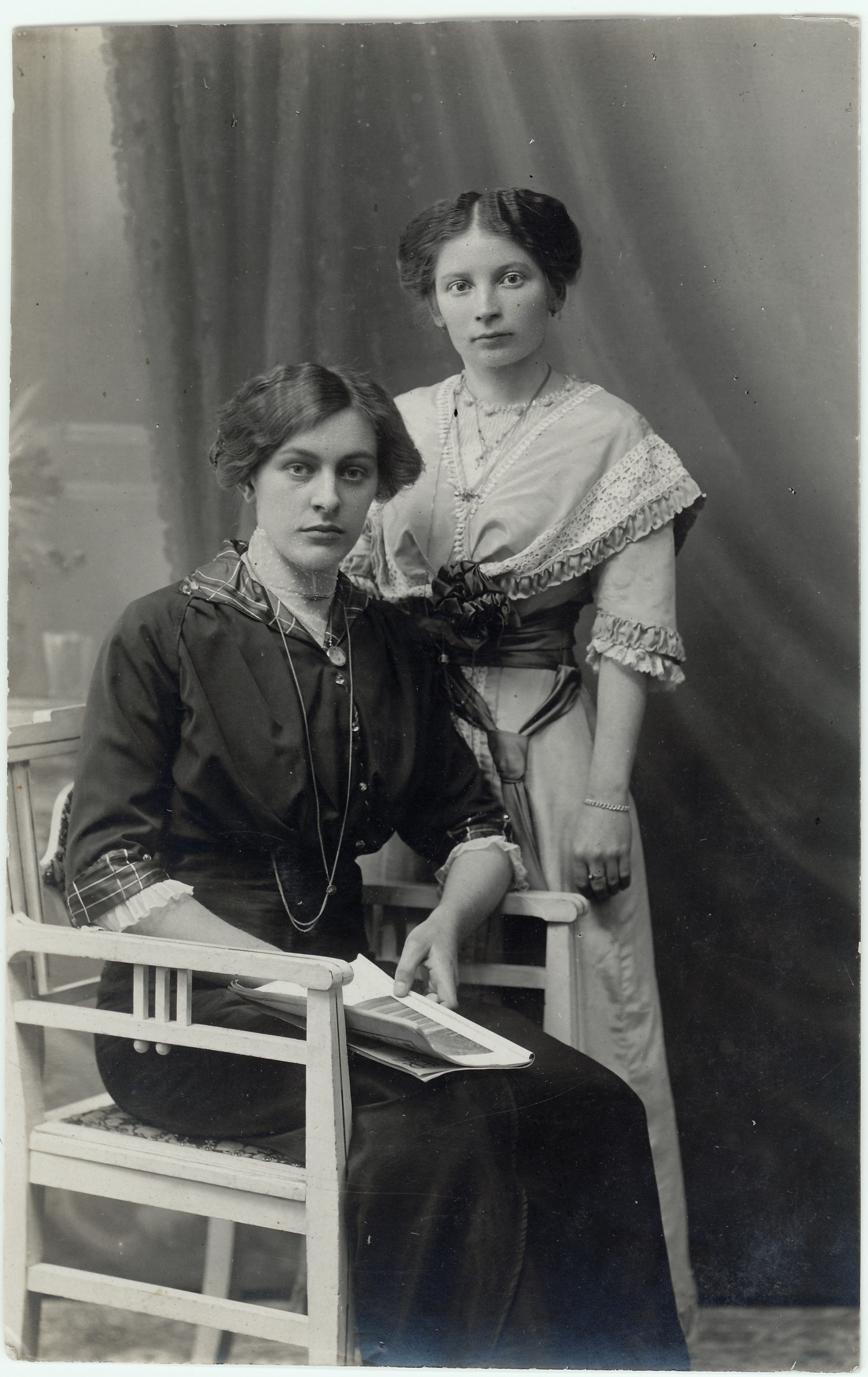 Zwei Frauen vor Vorhang (Fotosammlung Stefan Rohde-Enslin CC BY-NC-SA)