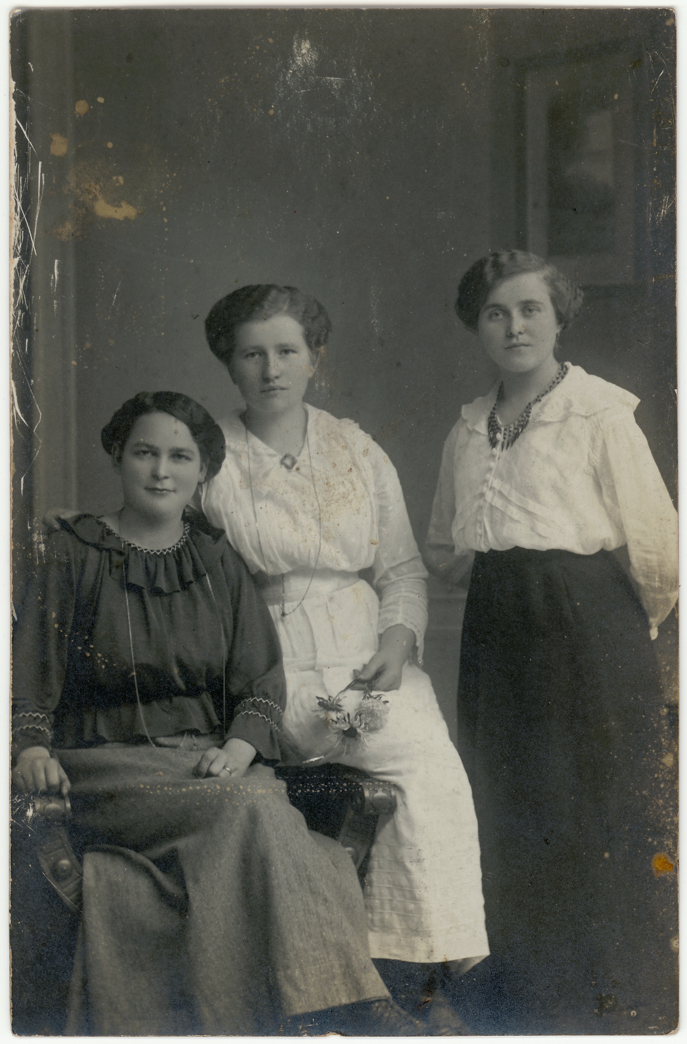 Drei Frauen im Atelier (Fotosammlung Stefan Rohde-Enslin CC BY-NC-SA)