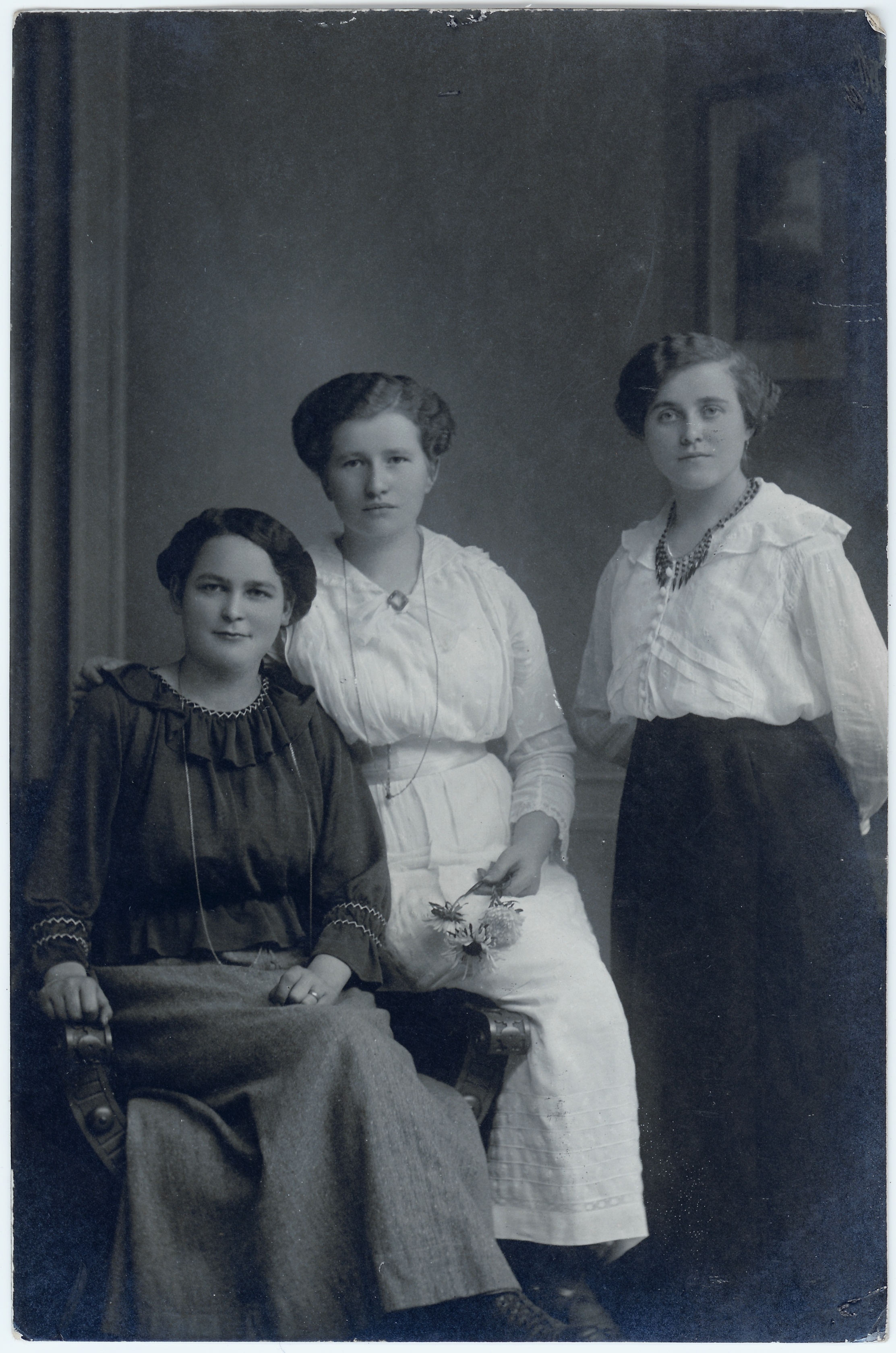 Drei Frauen im Atelier (1) (Fotosammlung Stefan Rohde-Enslin CC BY-NC-SA)