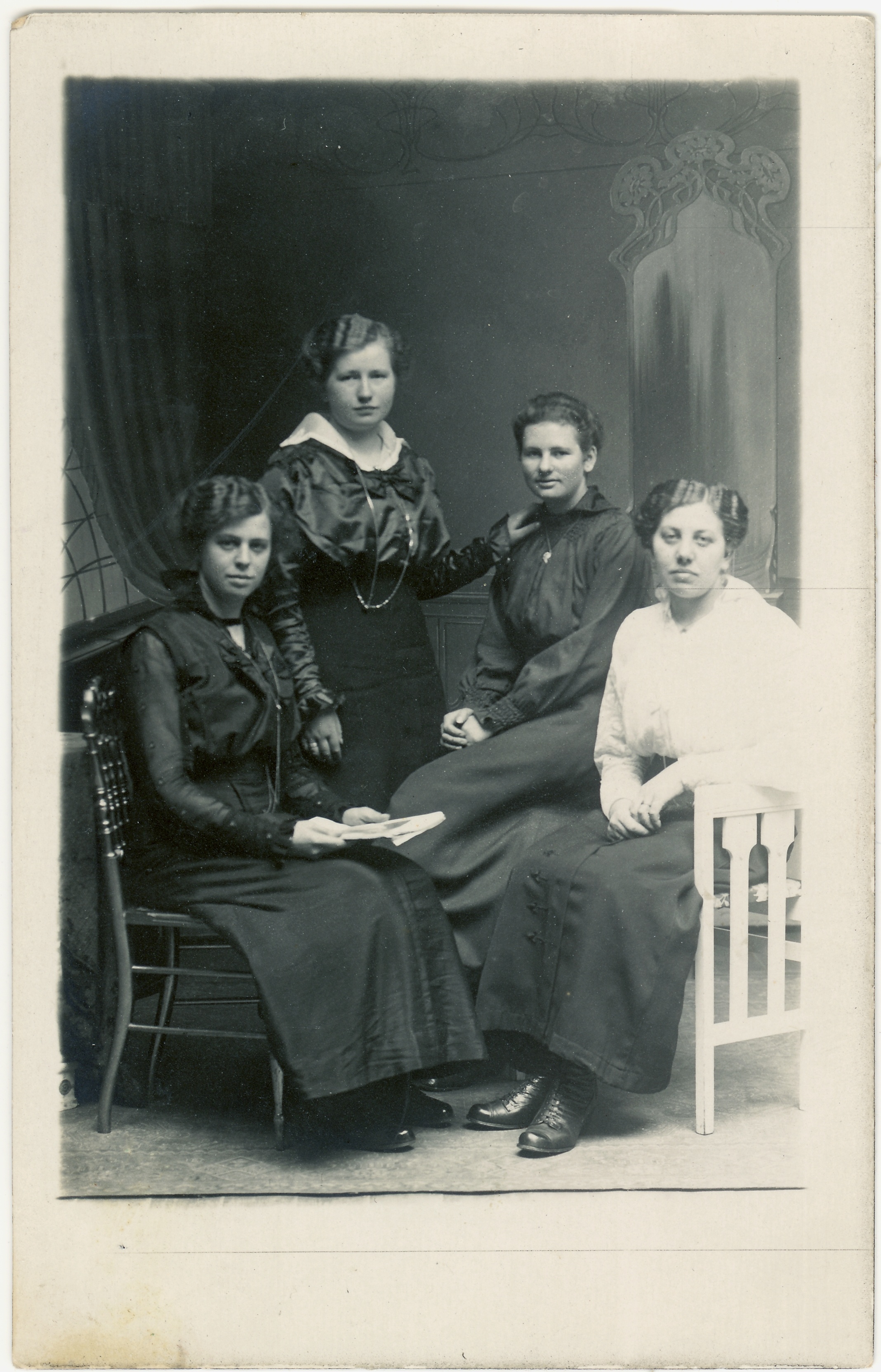 Vier Damen (Fotosammlung Stefan Rohde-Enslin CC BY-NC-SA)