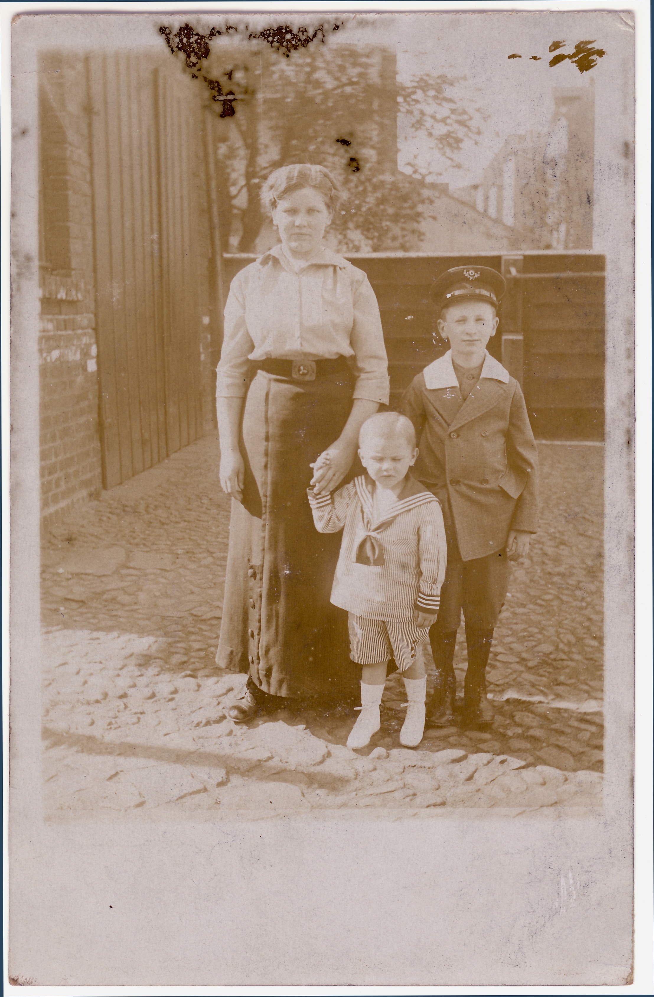 Frau und zwei Kinder (Fotosammlung Stefan Rohde-Enslin CC BY-NC-SA)