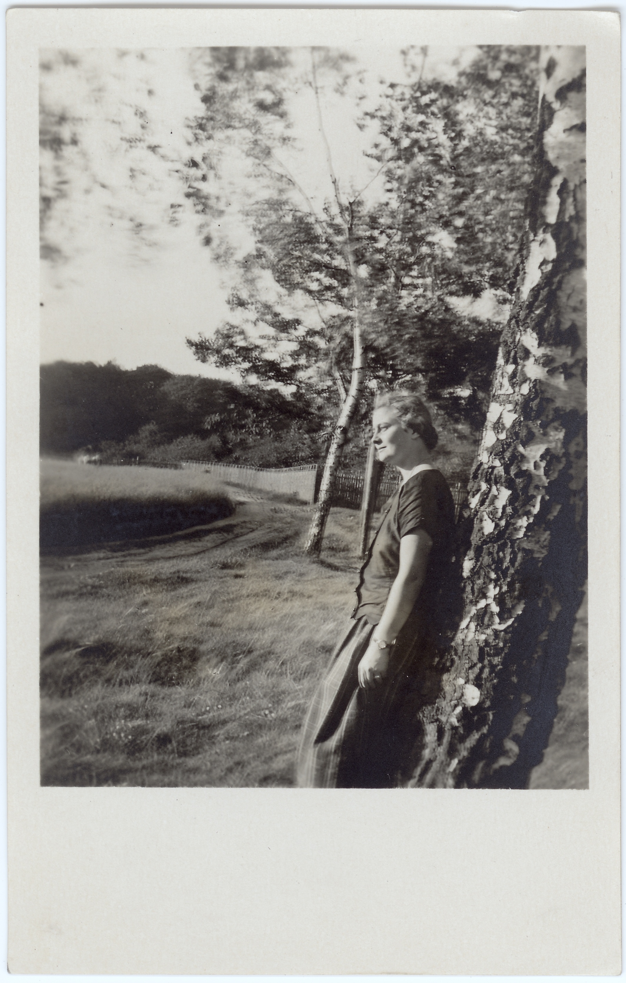 An Baum gelehnt, 1926 (Fotosammlung Stefan Rohde-Enslin CC BY-NC-SA)