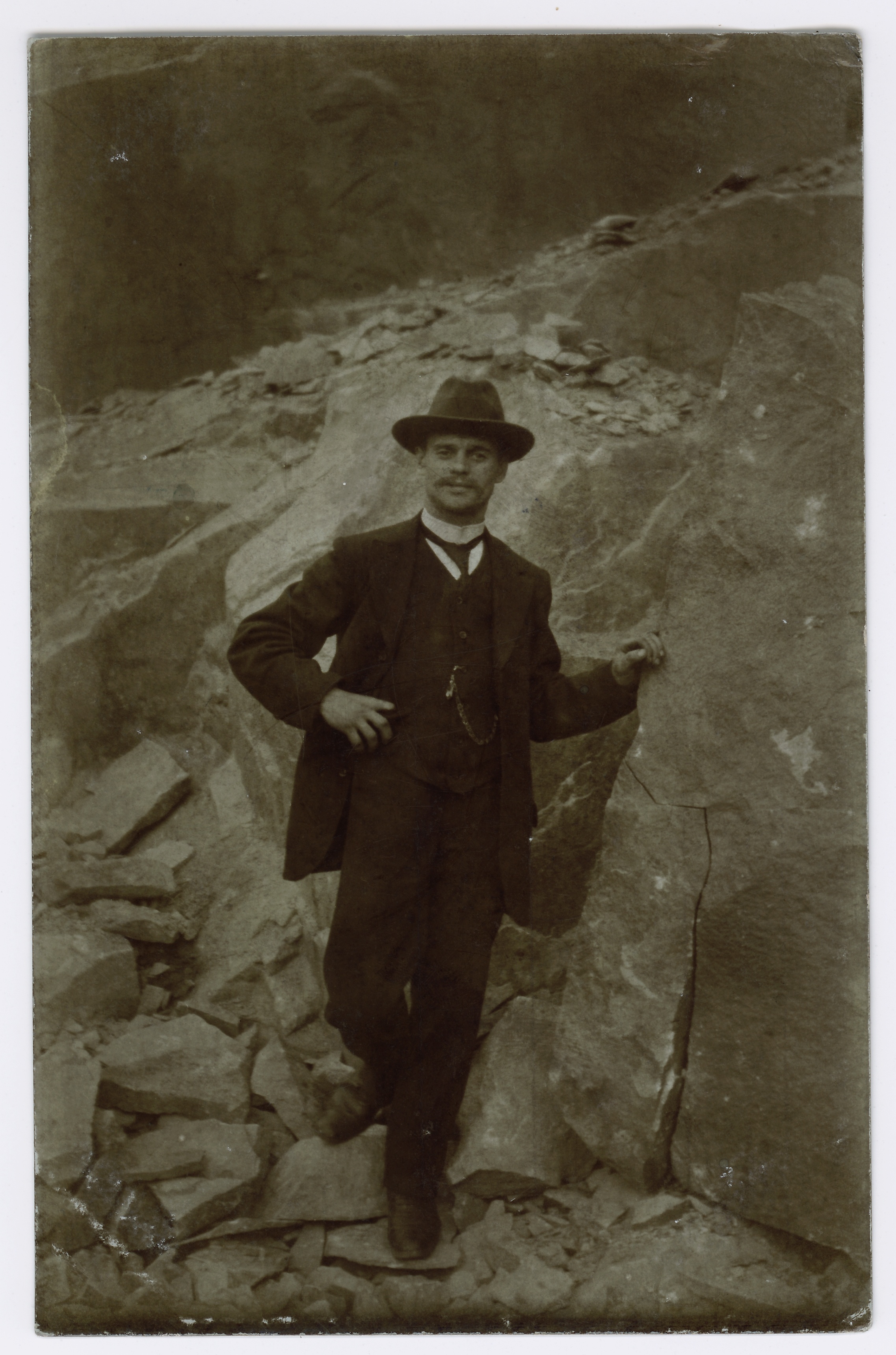 Mann neben Fels (Fotosammlung Stefan Rohde-Enslin CC BY-NC-SA)
