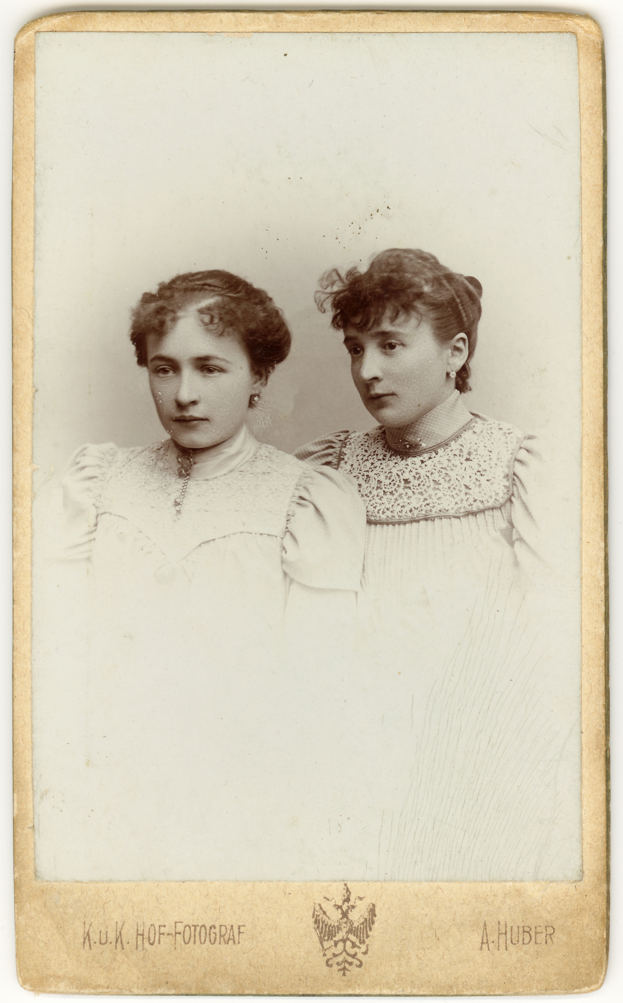 Zwei Frauen mit Ohrringen (Fotosammlung Stefan Rohde-Enslin CC BY-NC-SA)