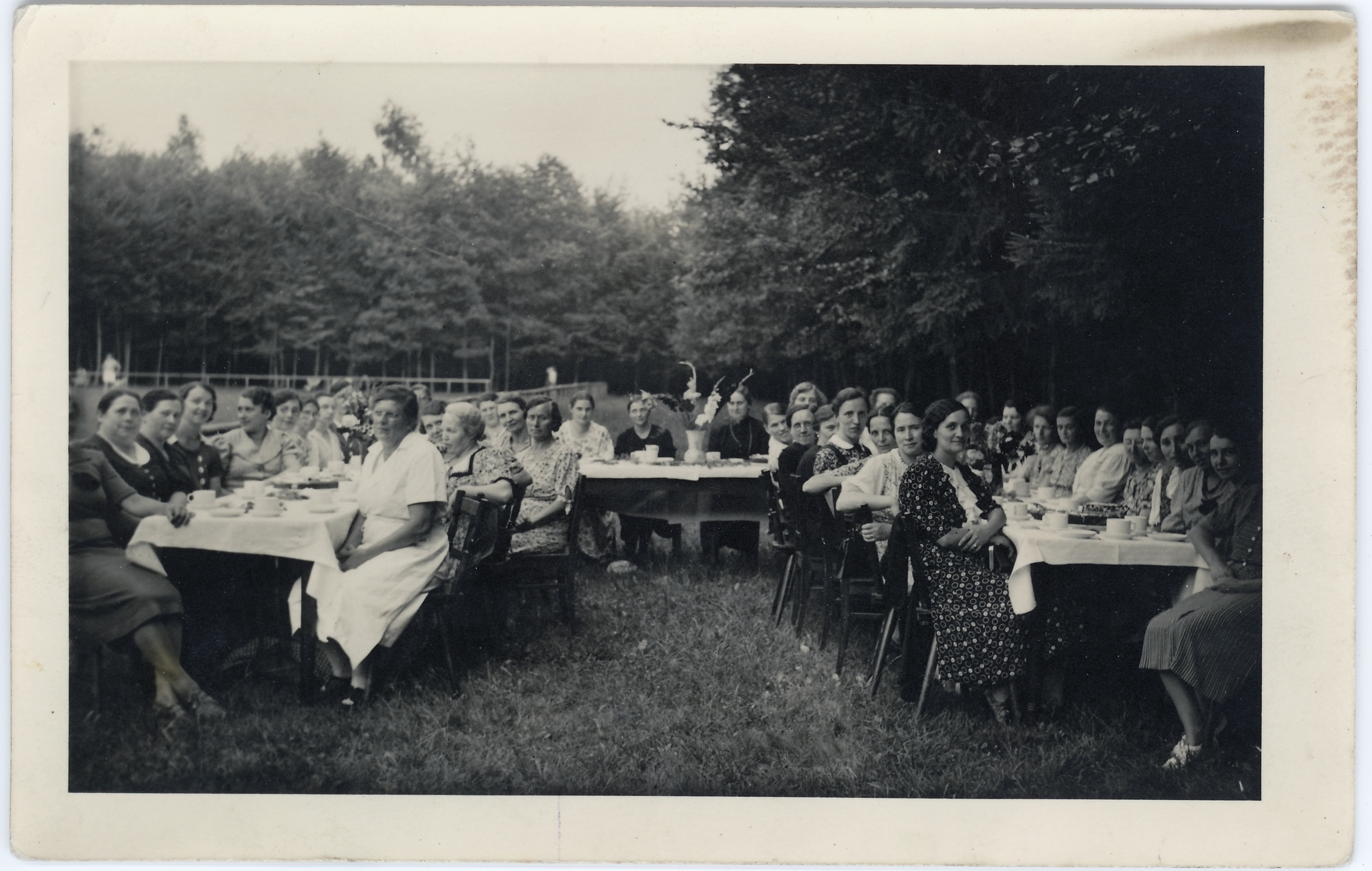 Tische voller Frauen (Fotosammlung Stefan Rohde-Enslin CC BY-NC-SA)