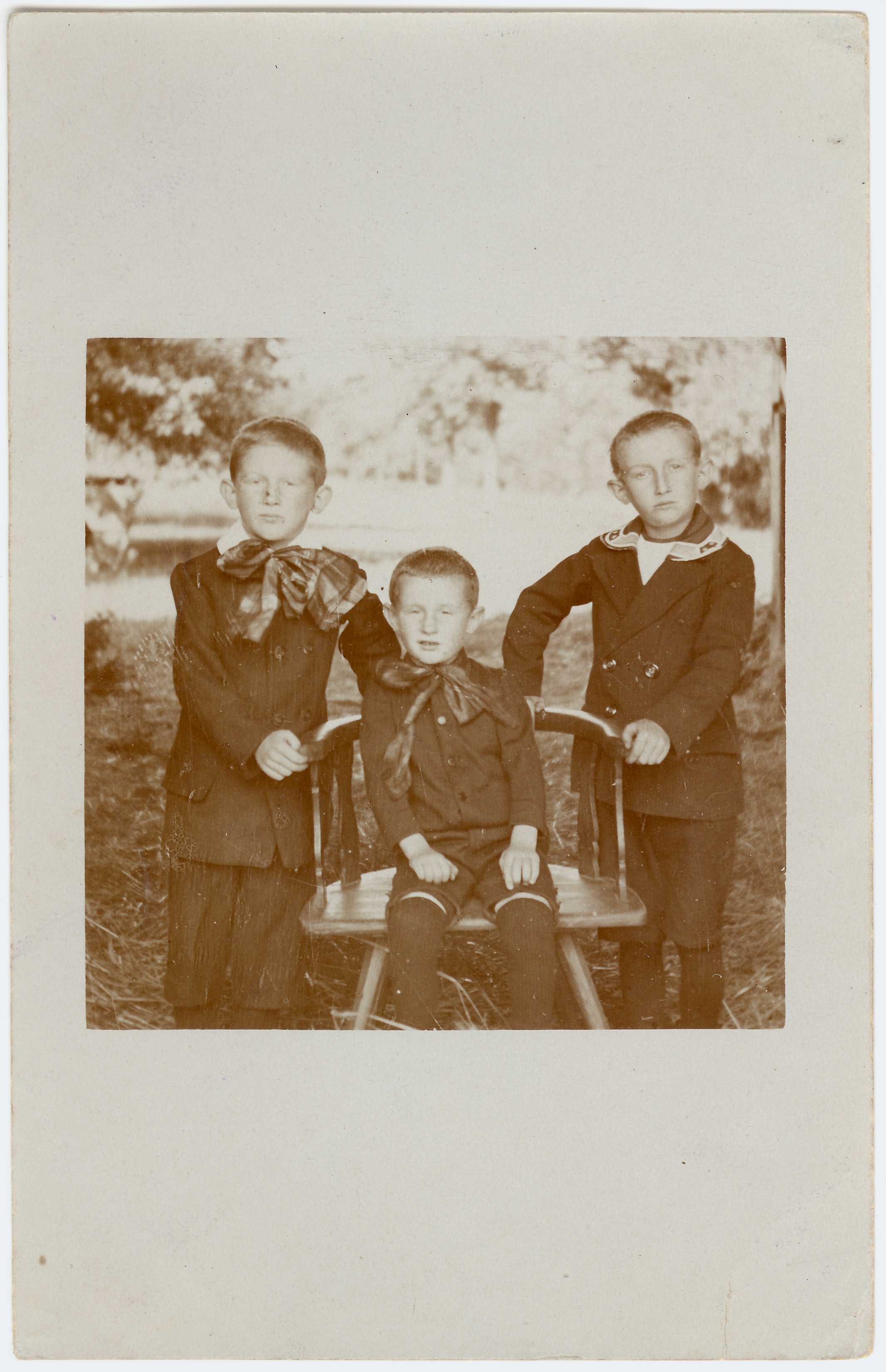 Drei mit Stuhl (Fotosammlung Stefan Rohde-Enslin CC BY-NC-SA)