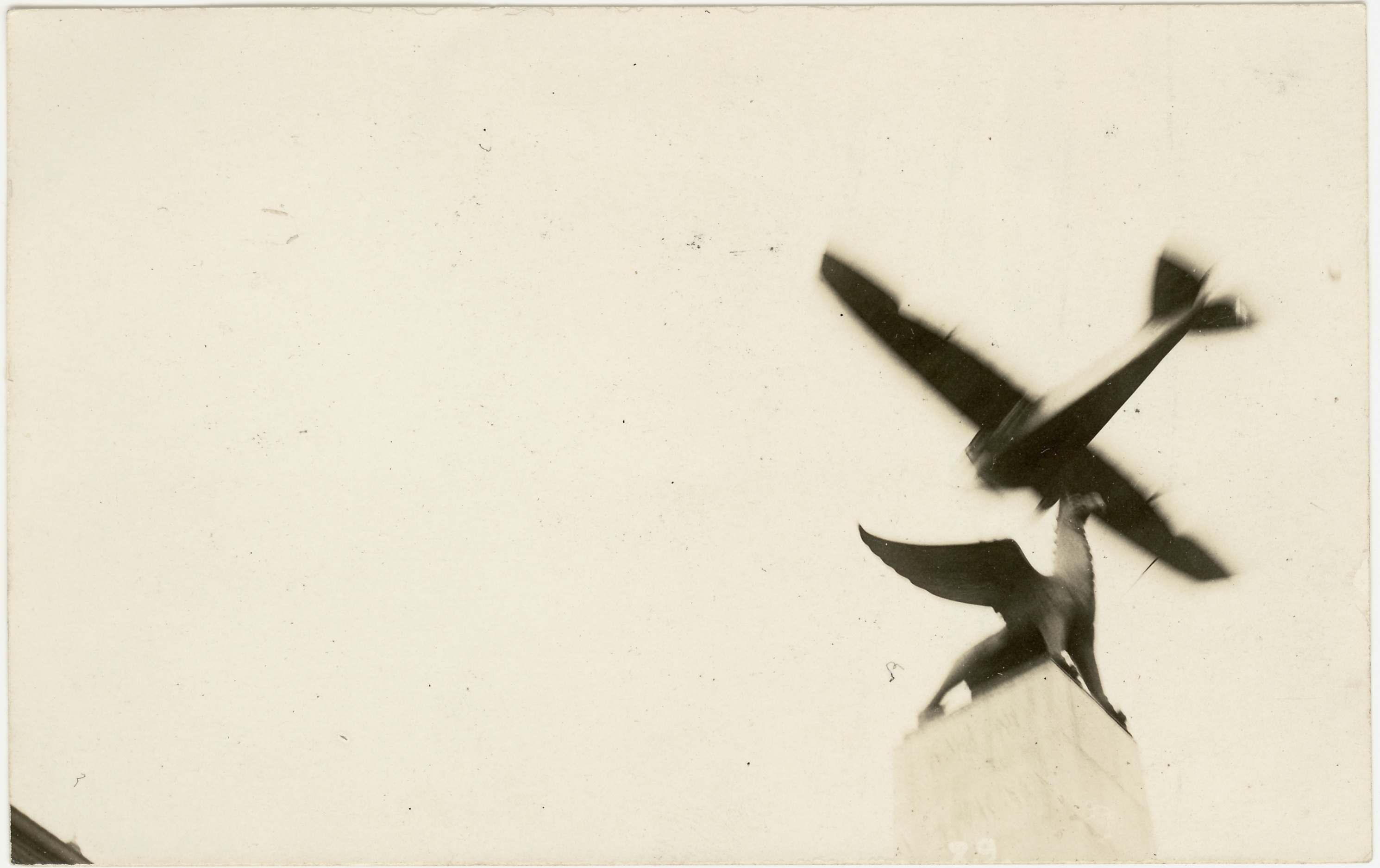 Flugzeug über Denkmal (Fotosammlung Stefan Rohde-Enslin CC BY-NC-SA)