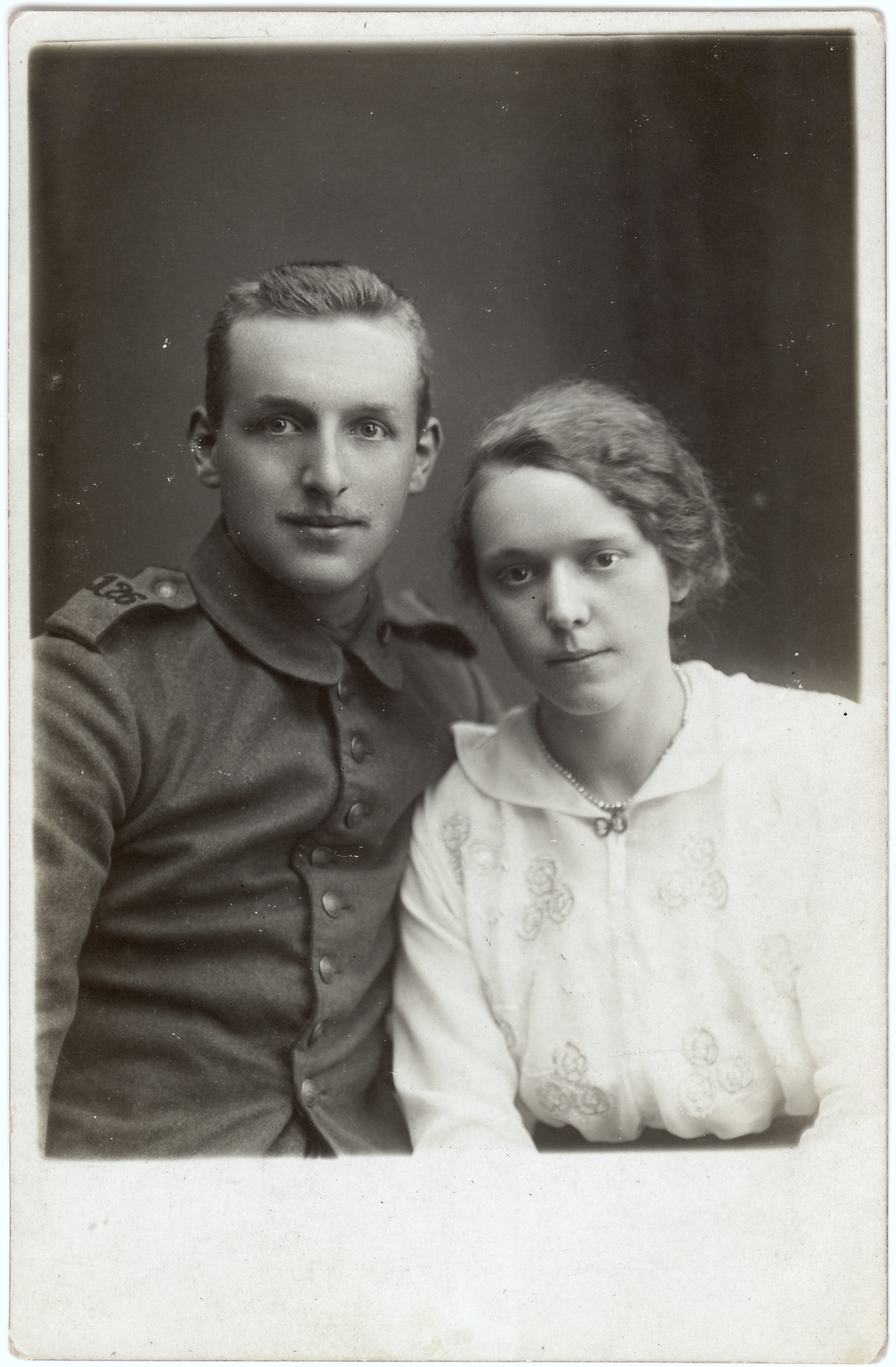 Soldat und Frau (Fotosammlung Stefan Rohde-Enslin CC BY-NC-SA)